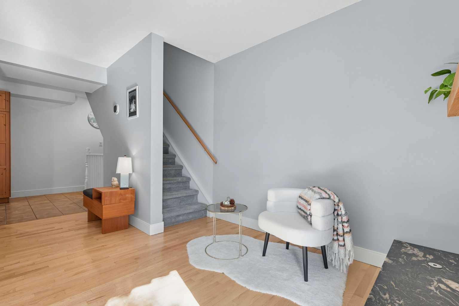 Calgary, AB T3E2M1,2412 30 ST SW #2