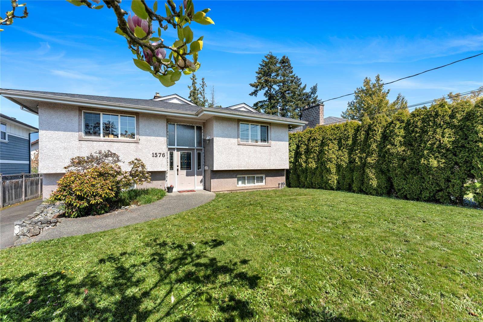 Saanich, BC V8N 2L3,1576 Prairie St