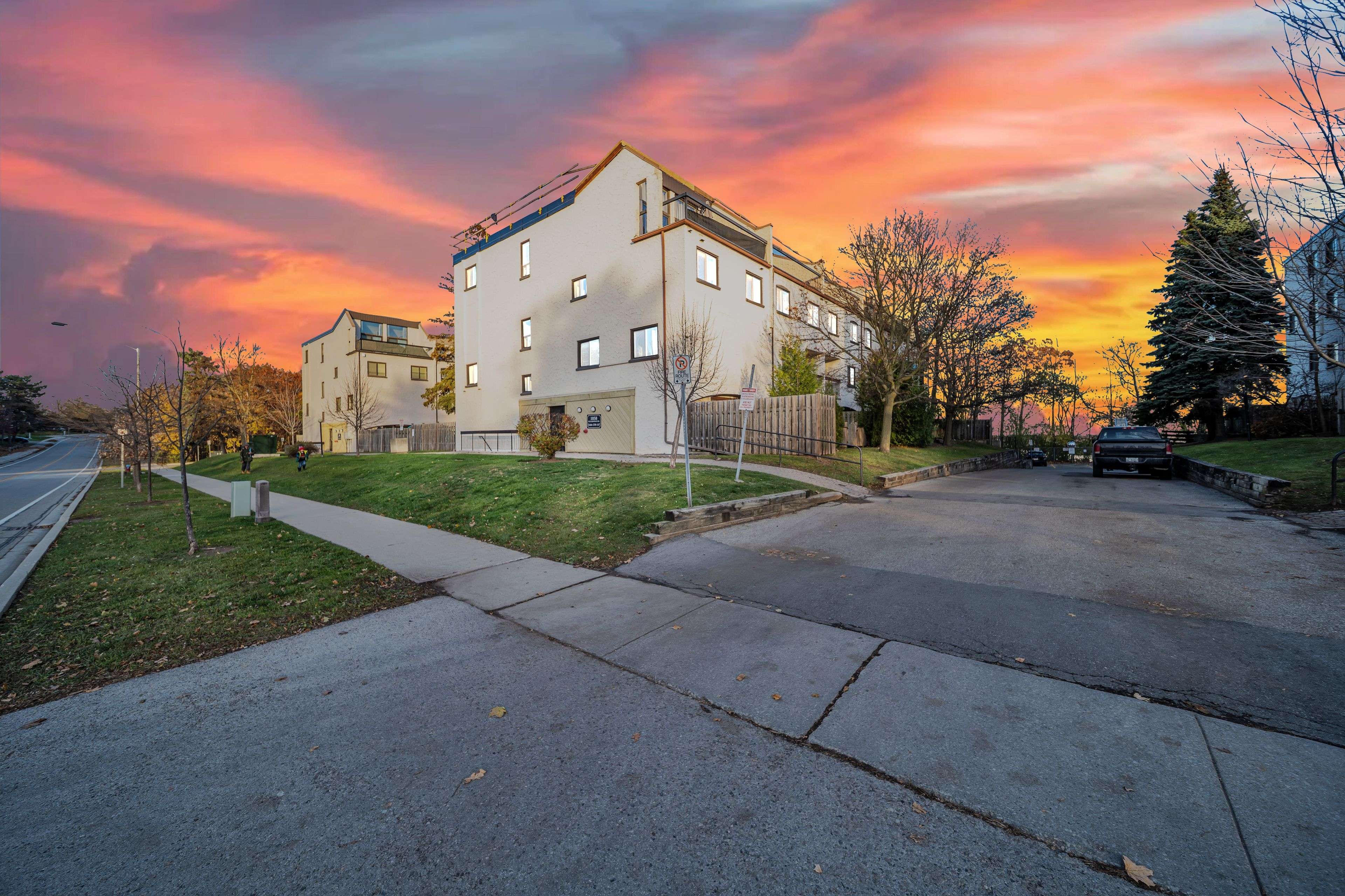 Oakville, ON L6H 2P3,1058 Falgarwood DR #132