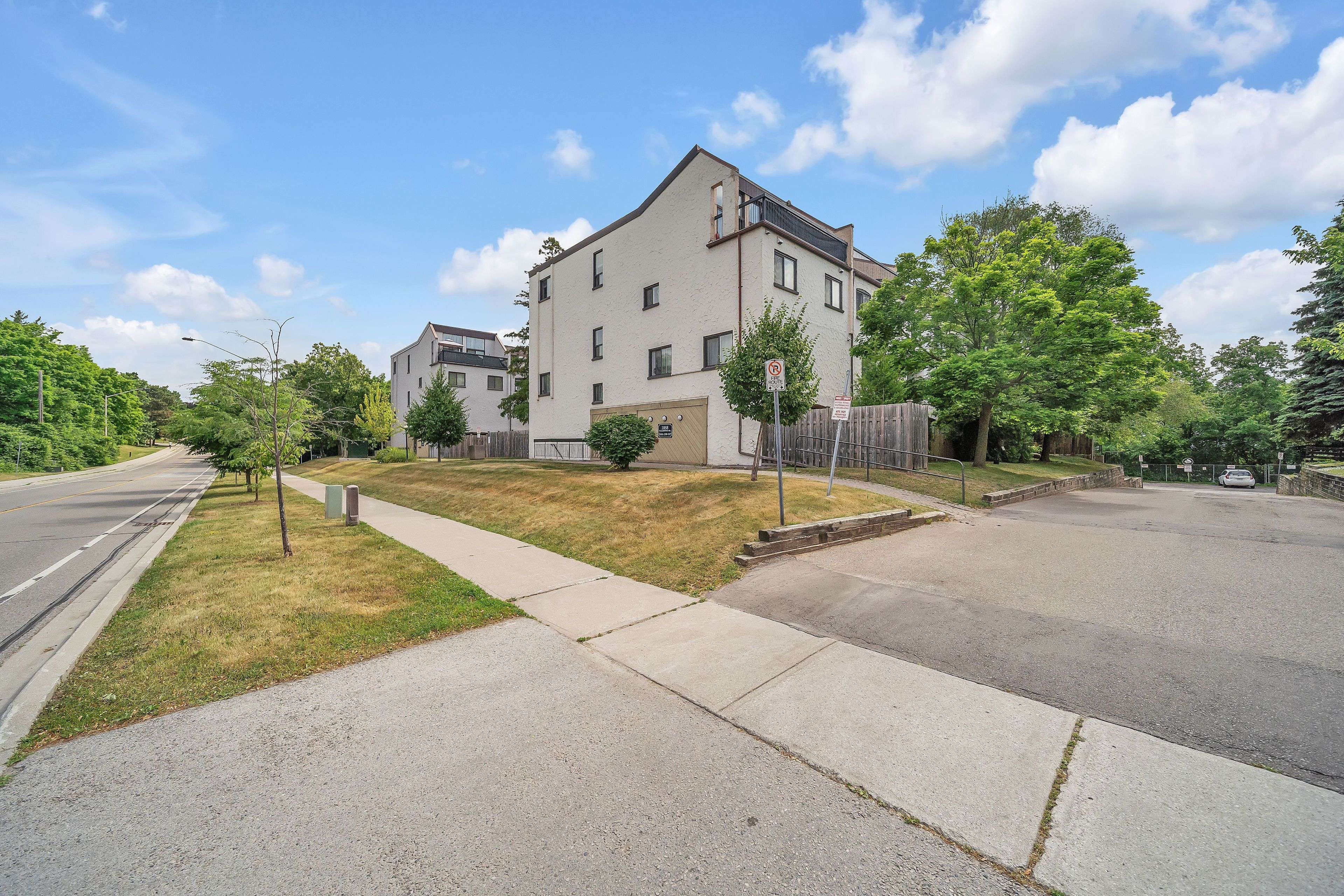 Oakville, ON L6H 2P3,1058 Falgarwood DR #132