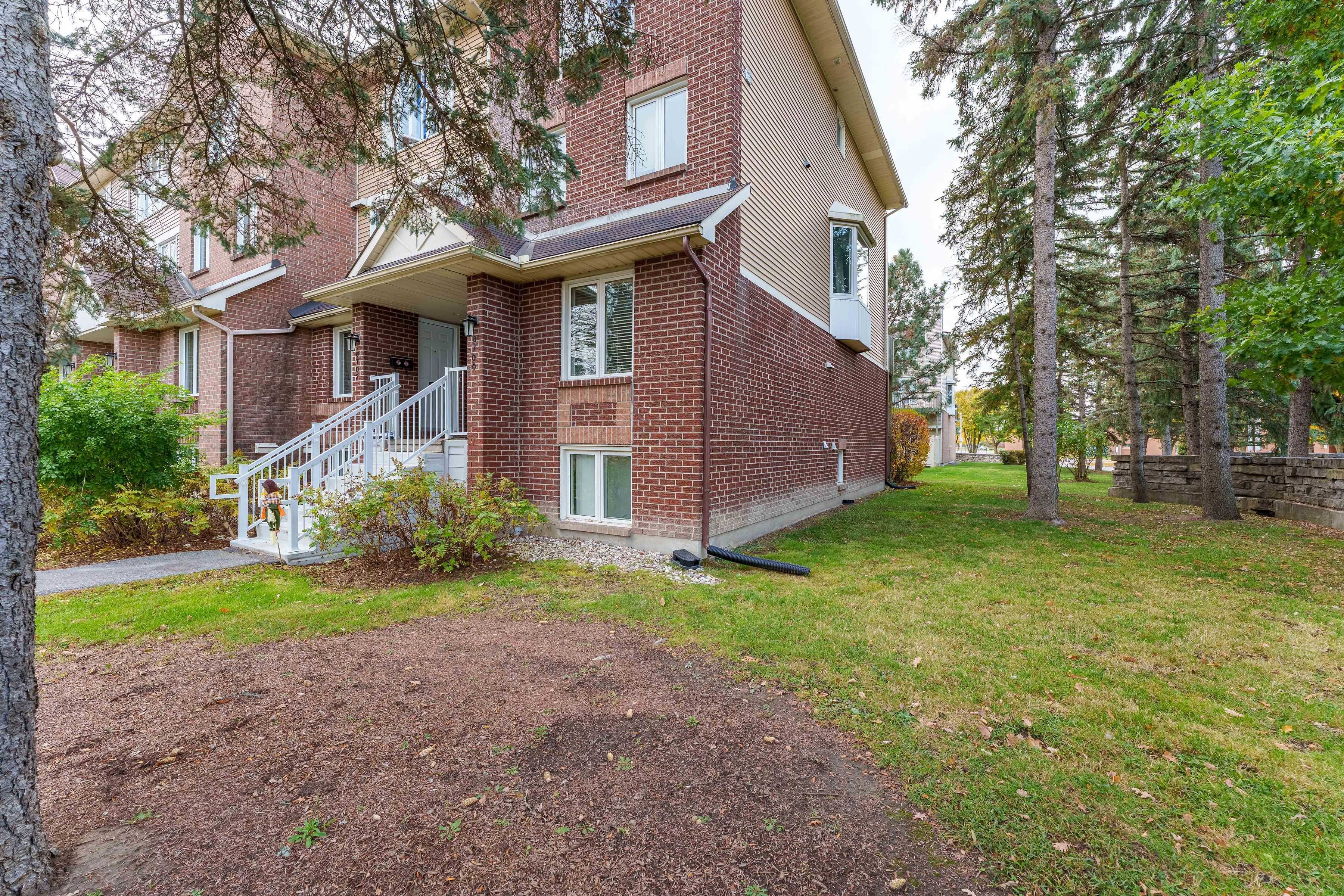 Orleans - Convent Glen And Area, ON K1C 6E9,6702 Jeanne D'arc BLVD N #B