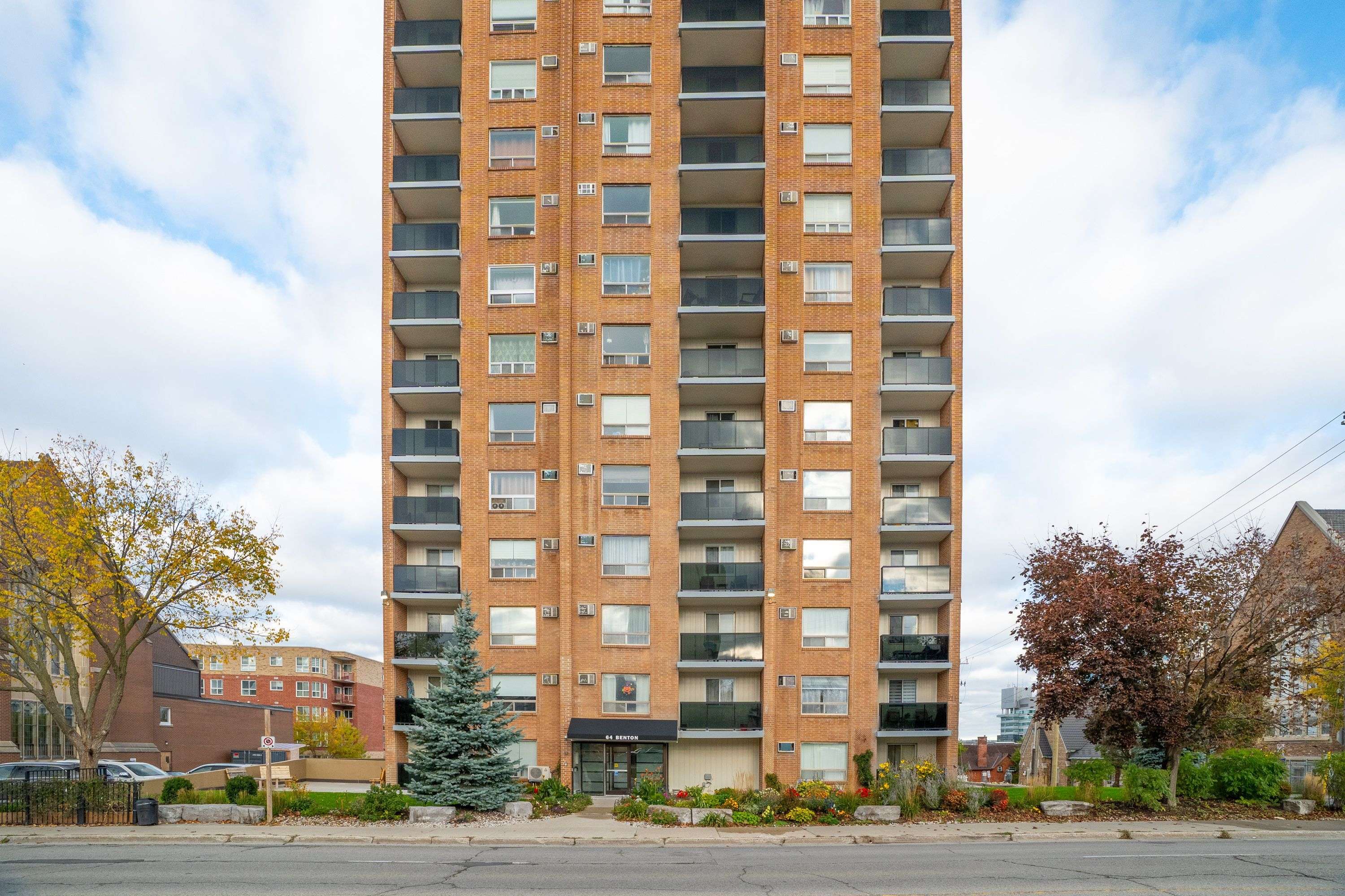 Kitchener, ON N2G 4L9,64 Benton ST #602