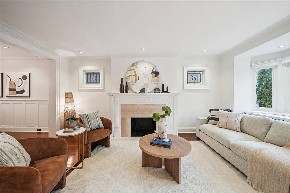 Toronto C04, ON M5N 2L4,94 Castlewood RD