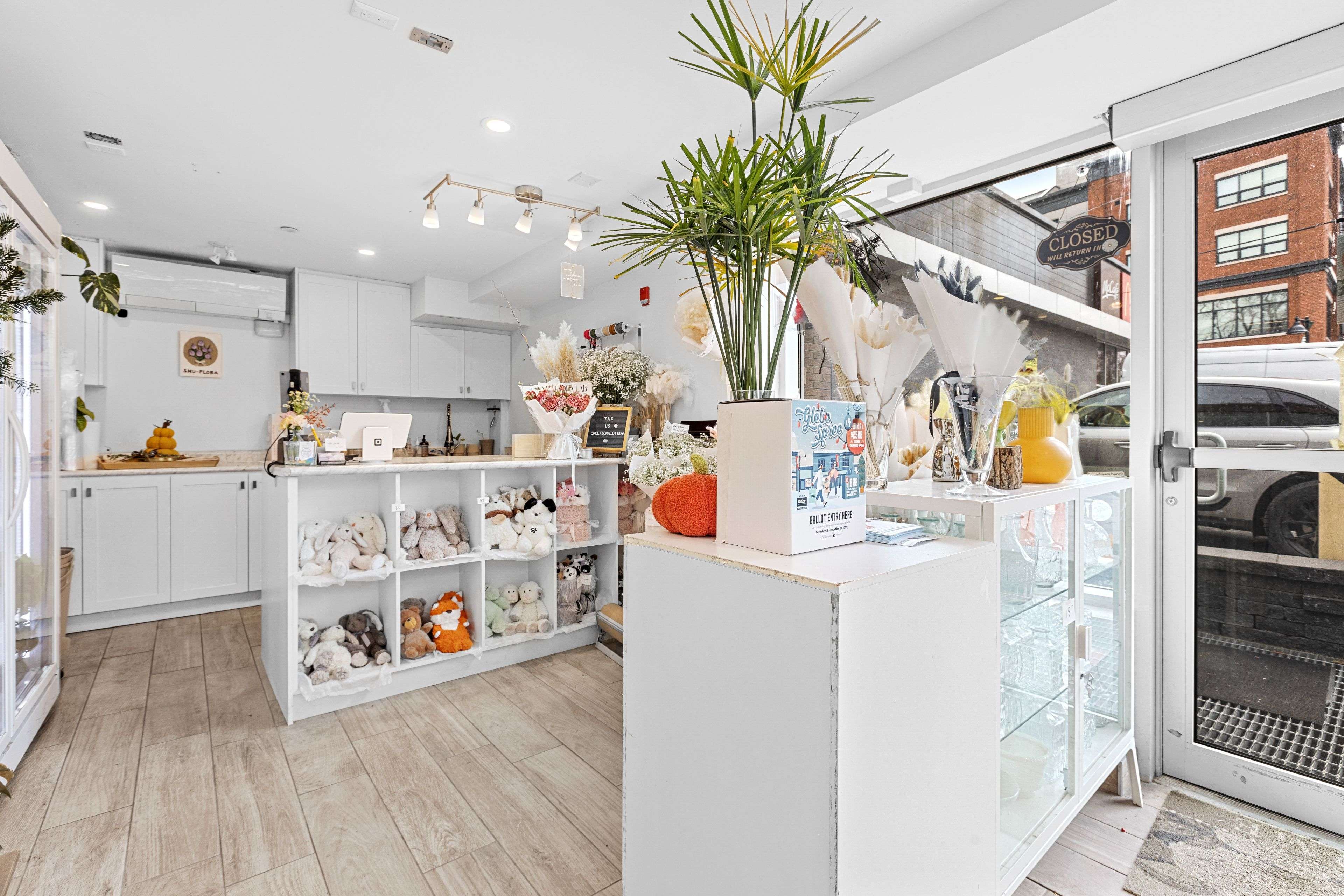 Glebe - Ottawa East And Area, ON K1S 5K4,851 Bank ST