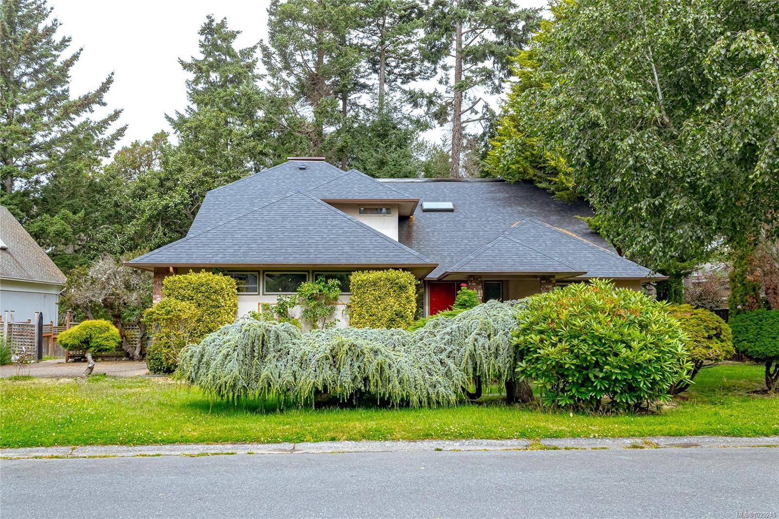 Saanich, BC V8N 6E2,3910 Gibson Crt