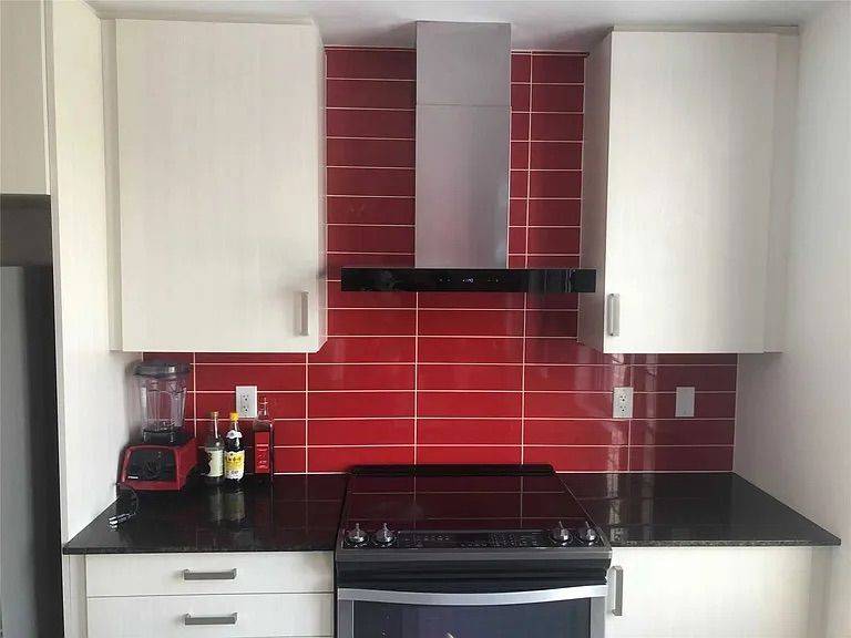 Newmarket, ON L3X 0M1,302 Clay Stones ST