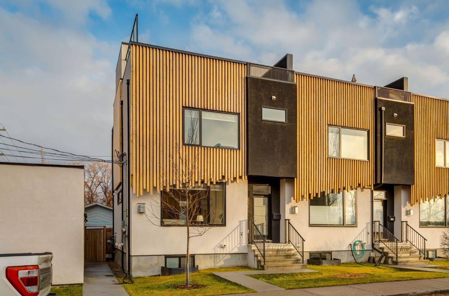 Calgary, AB T2T 2W1,5016 17 ST SW