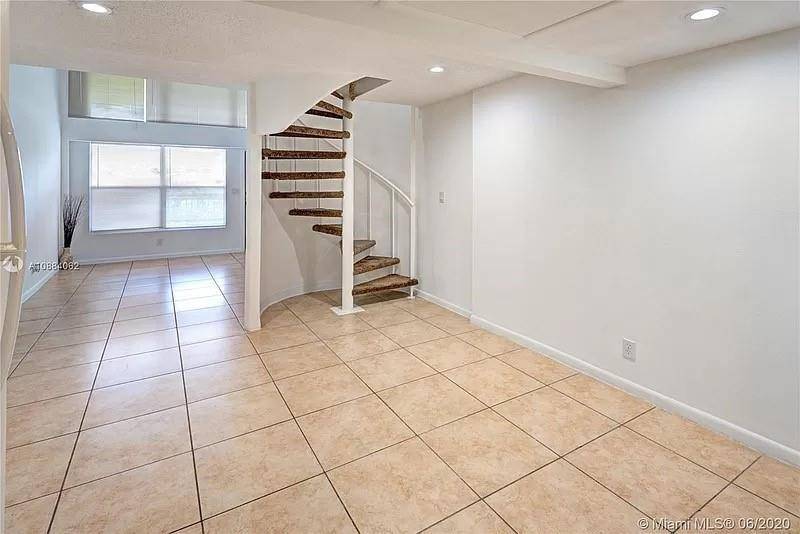 Lauderhill, FL 33313,4121 NW 26th St #T14