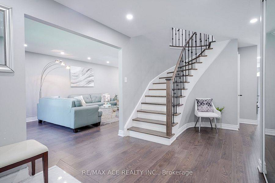 Whitby, ON L1N 7A5,10 Maplewood DR