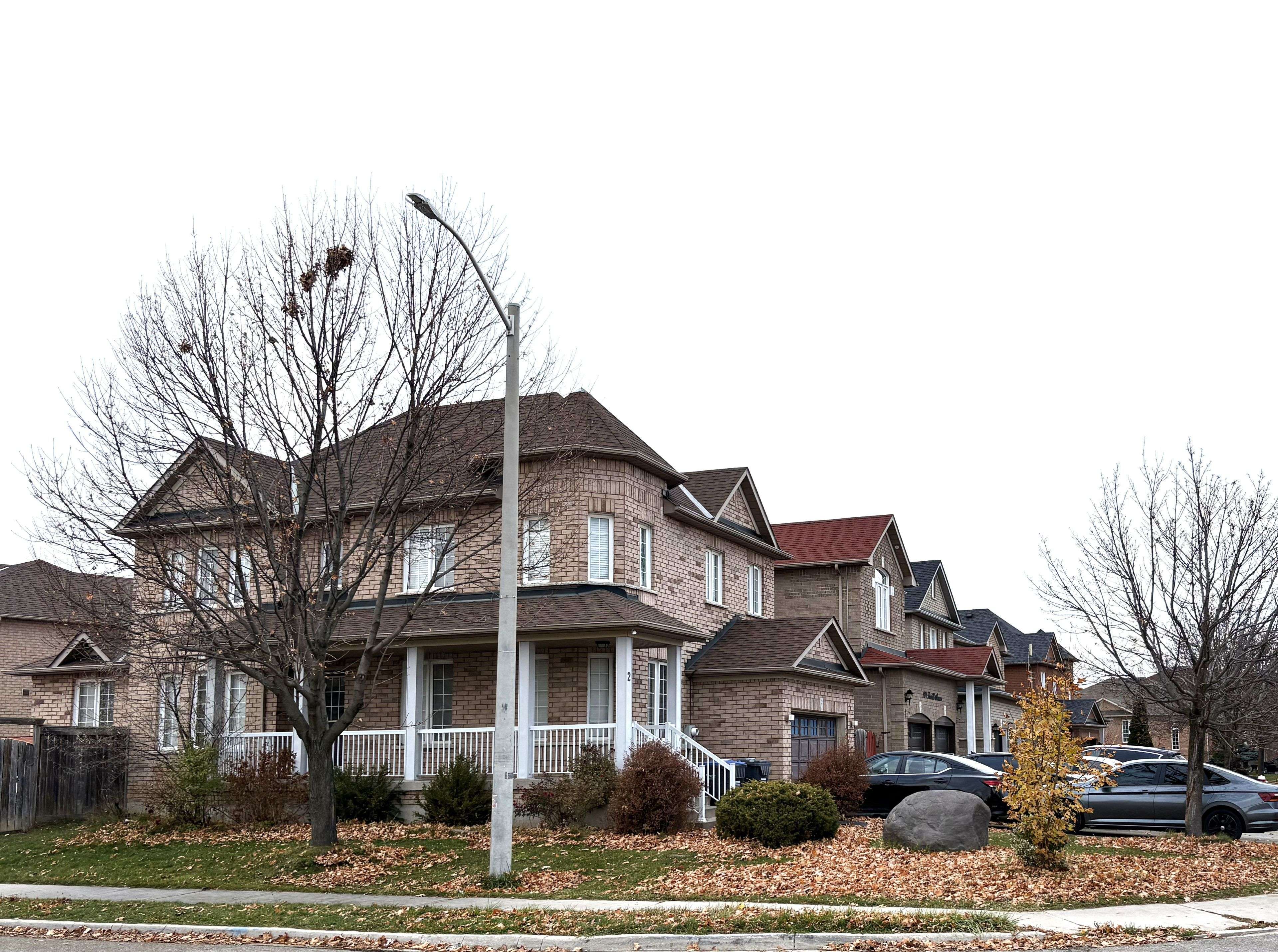 Brampton, ON L7A 2J5,2 Fallstar CRES