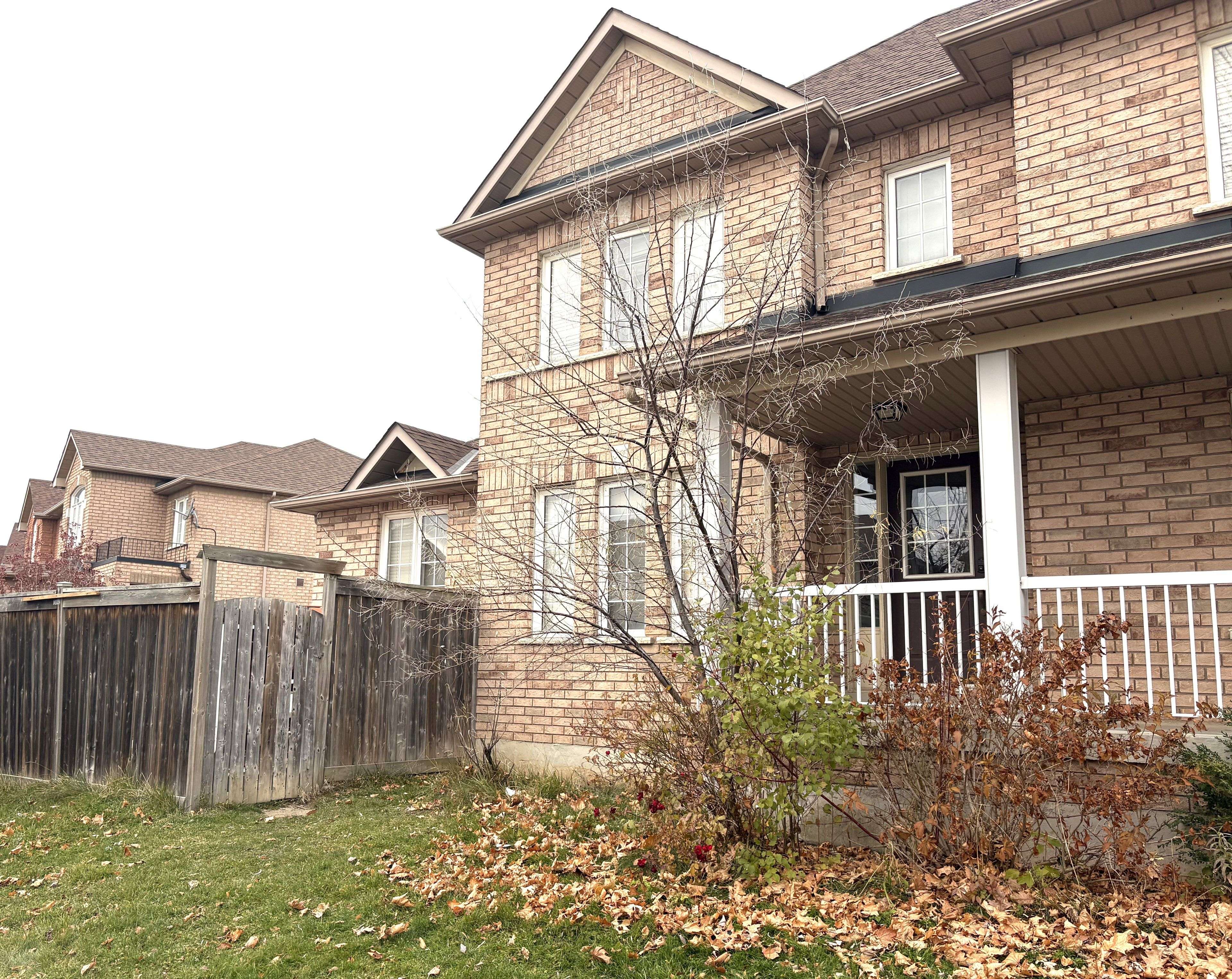 Brampton, ON L7A 2J5,2 Fallstar CRES