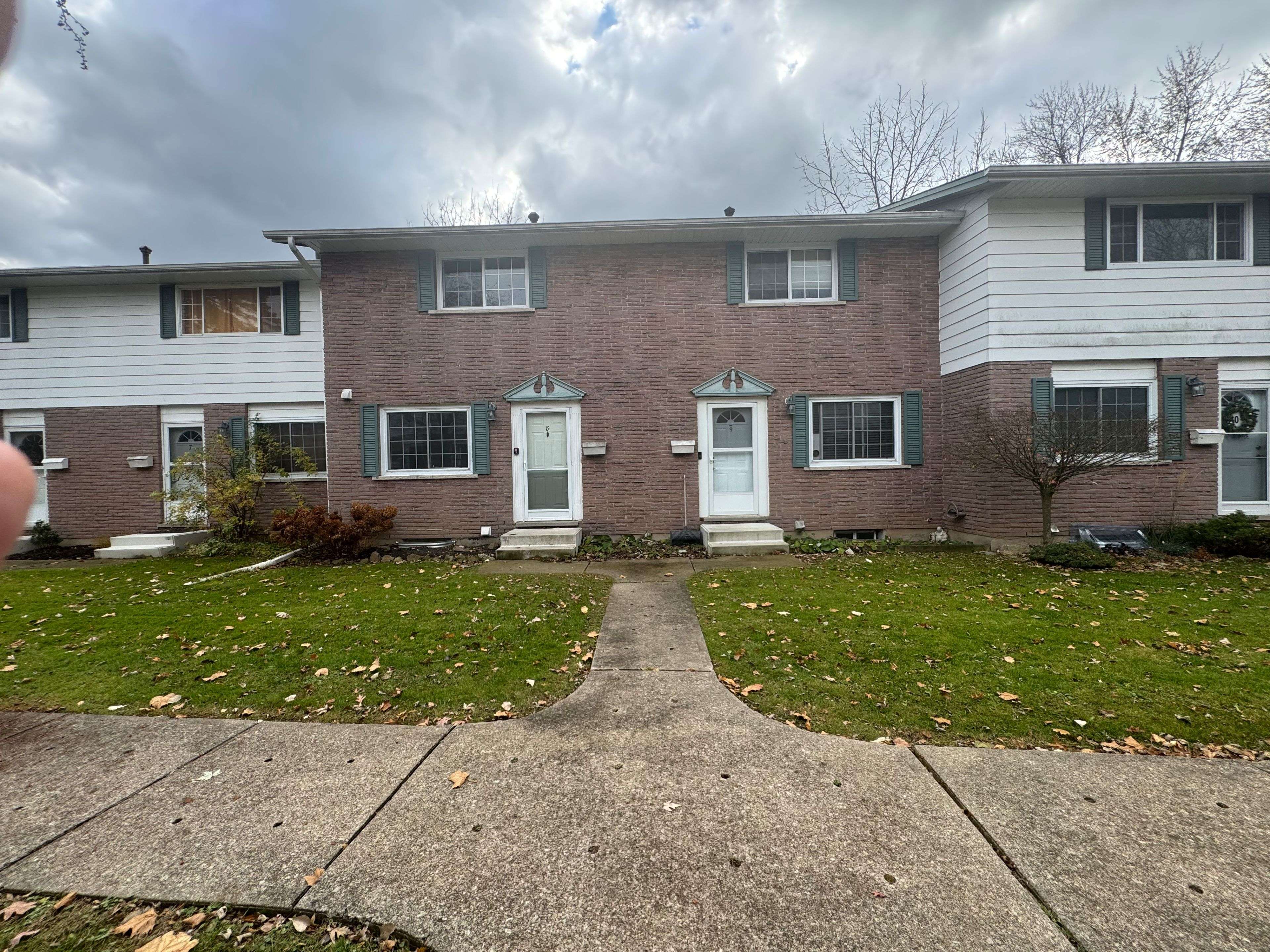 Niagara Falls, ON L2G 3A9,5852 FRONTENAC ST #8