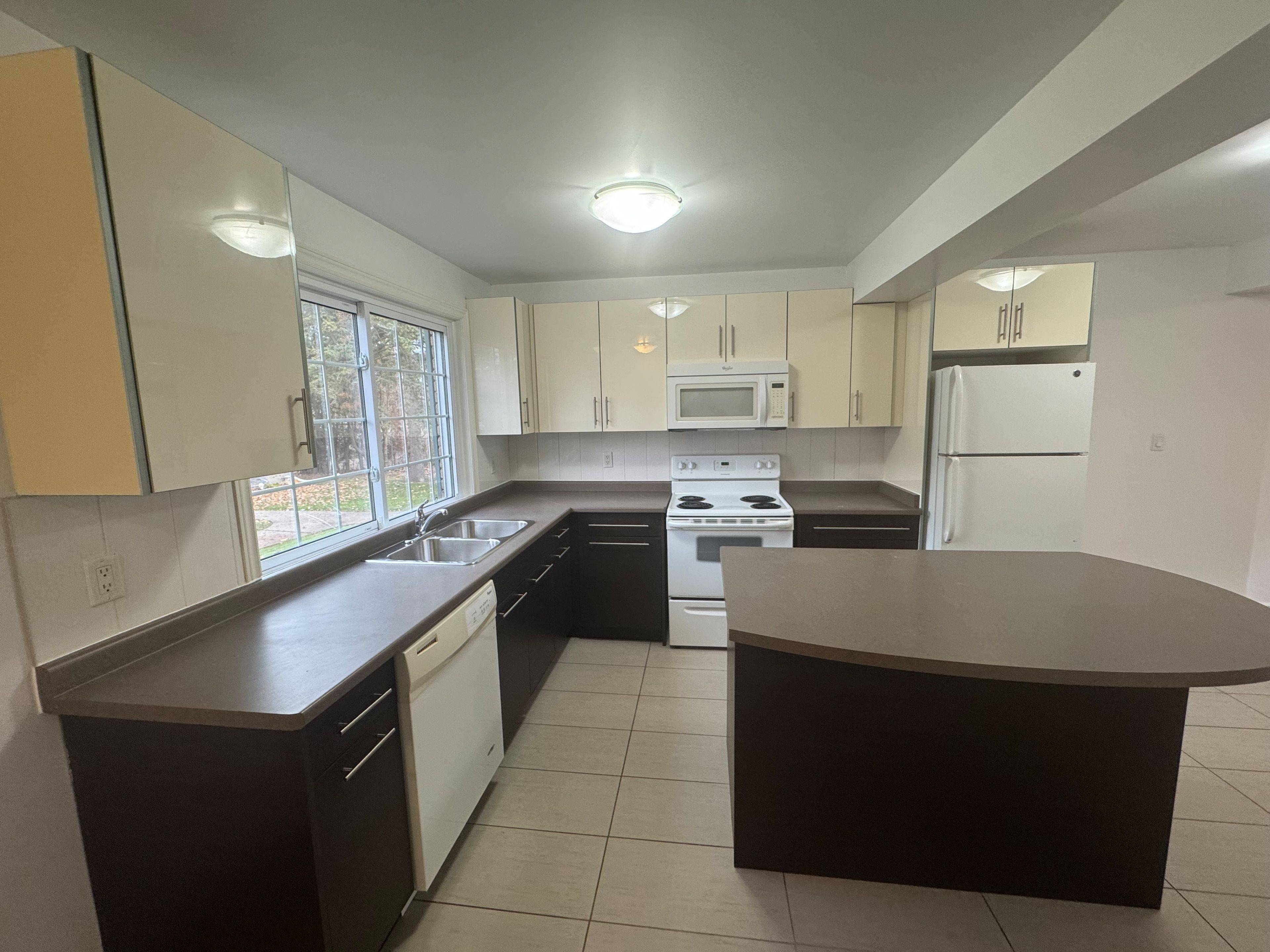 Niagara Falls, ON L2G 3A9,5852 FRONTENAC ST #8