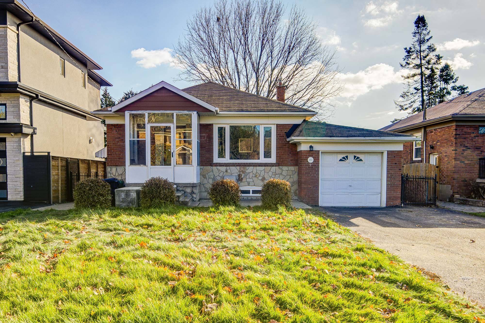 Toronto W08, ON M8Z 3H7,203 Van Dusen BLVD