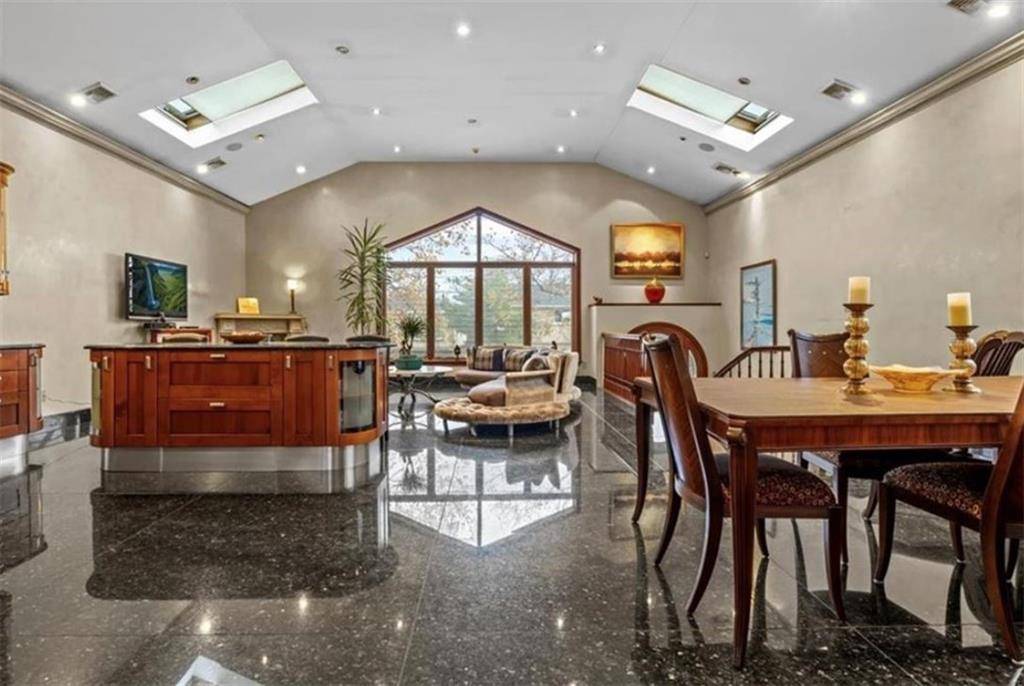 Brooklyn, NY 11234,16 Montana PL