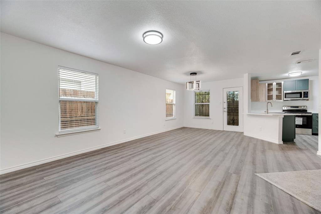 Dallas, TX 75211,812 Isla Verde Plaza