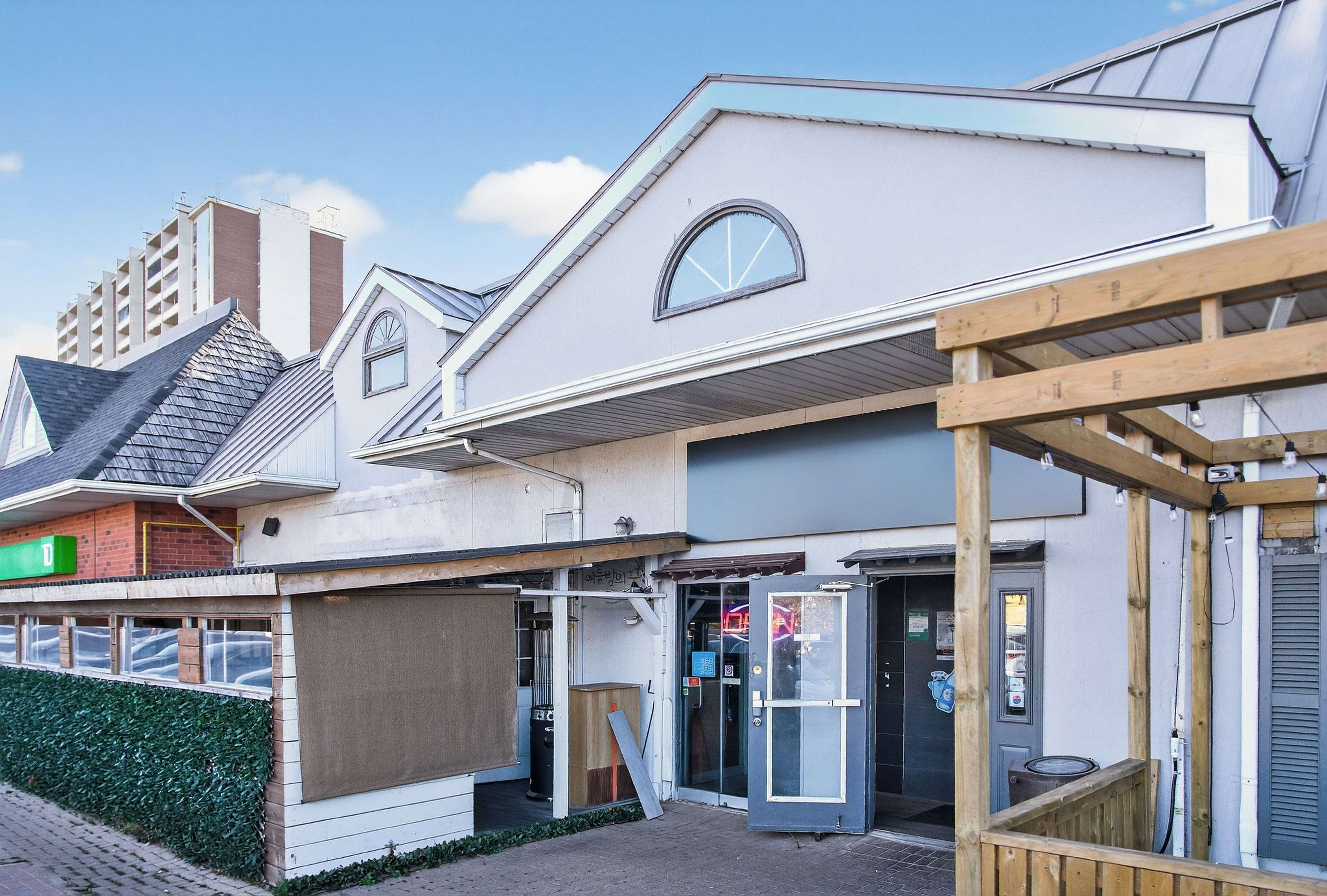 Vaughan, ON L4J 7Y1,100 Steeles AVE W #2A & 2B