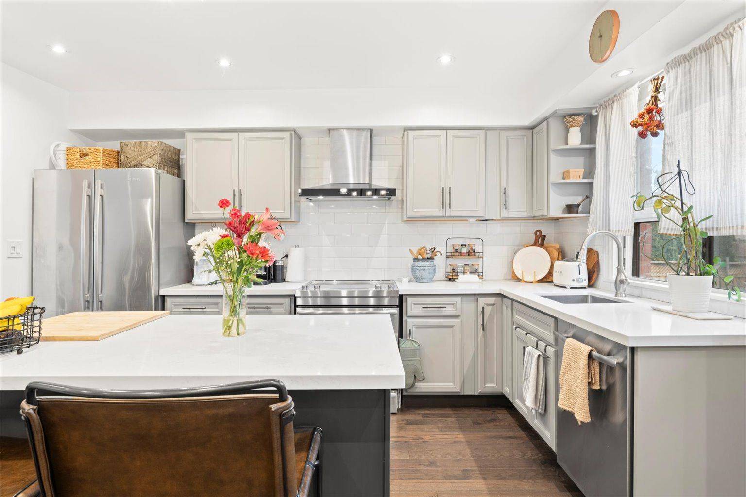 Toronto W08, ON M9B 2T2,7 North Heights RD