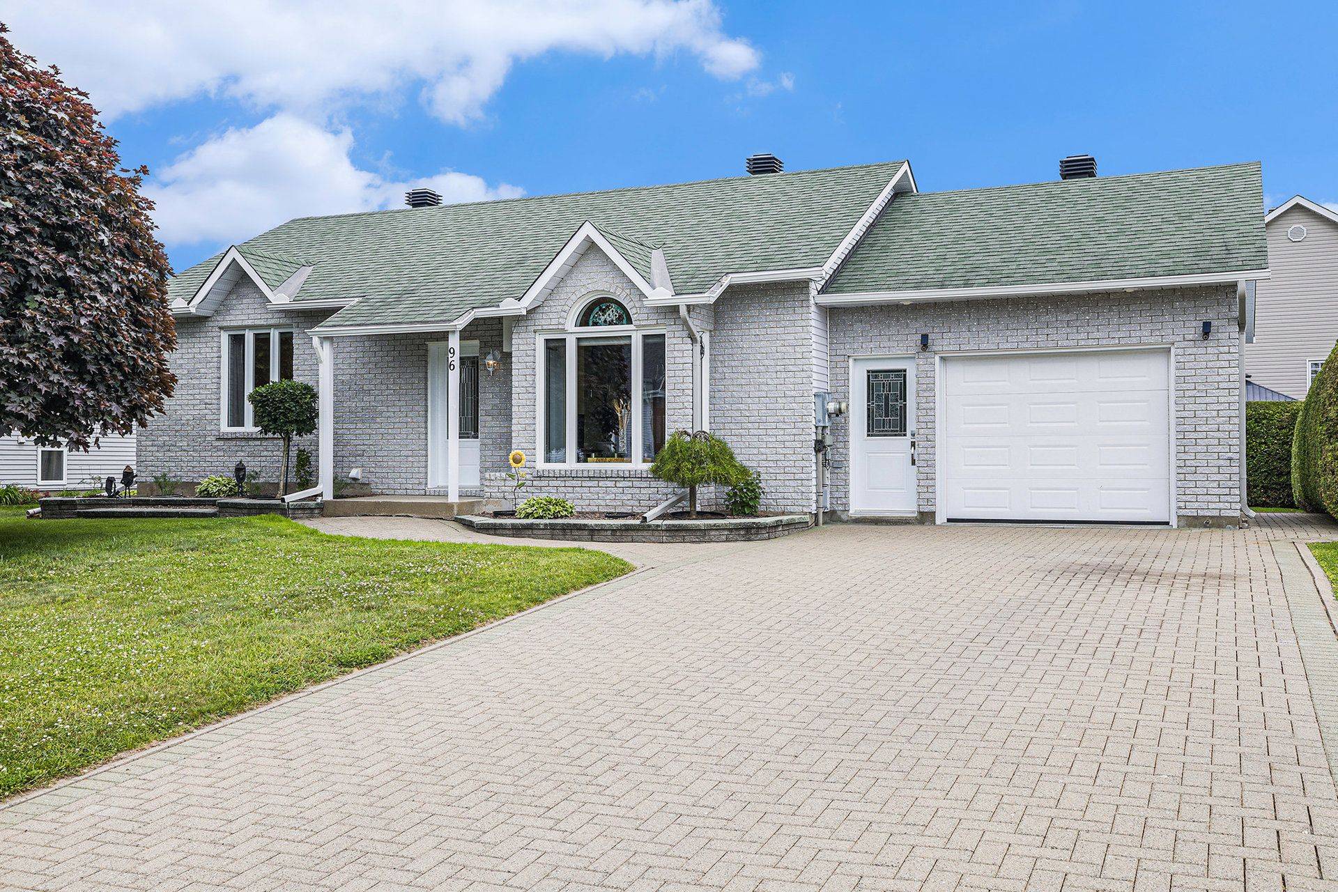 Alfred And Plantagenet, ON K0B 1A0,96 Alexandre ST