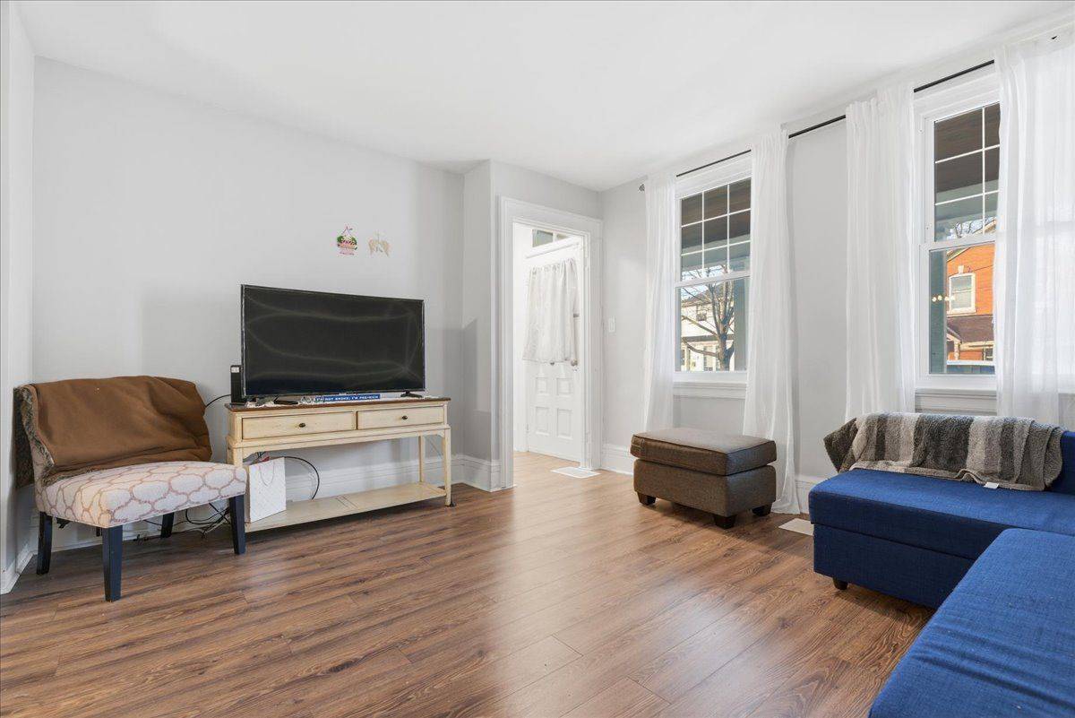 St. Catharines, ON L2R 2W5,4 Cross ST