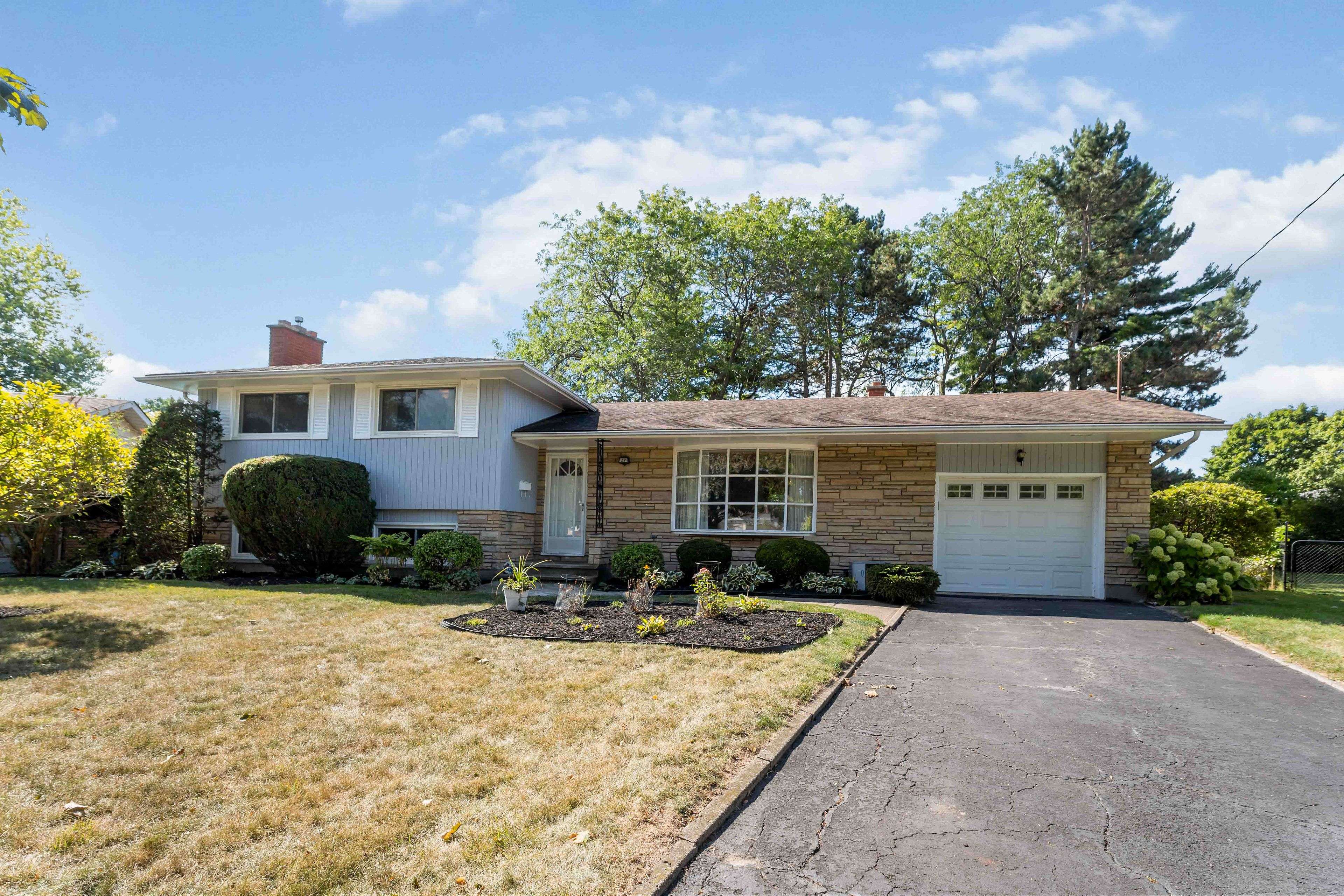 St. Catharines, ON L2N 2M6,27 Meadowlark CRES