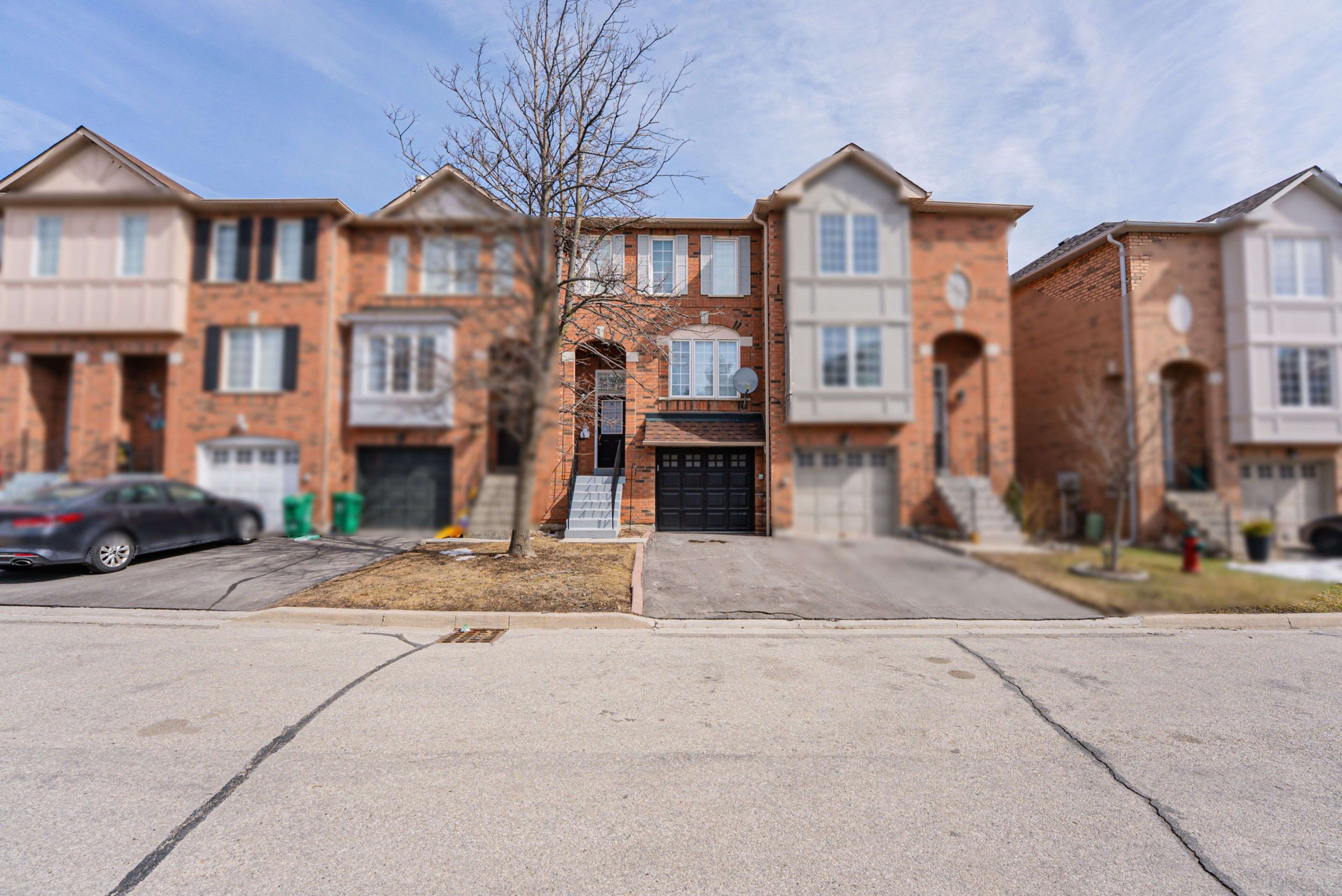 Brampton, ON L6V 4M7,2 Clay Brick CT #65