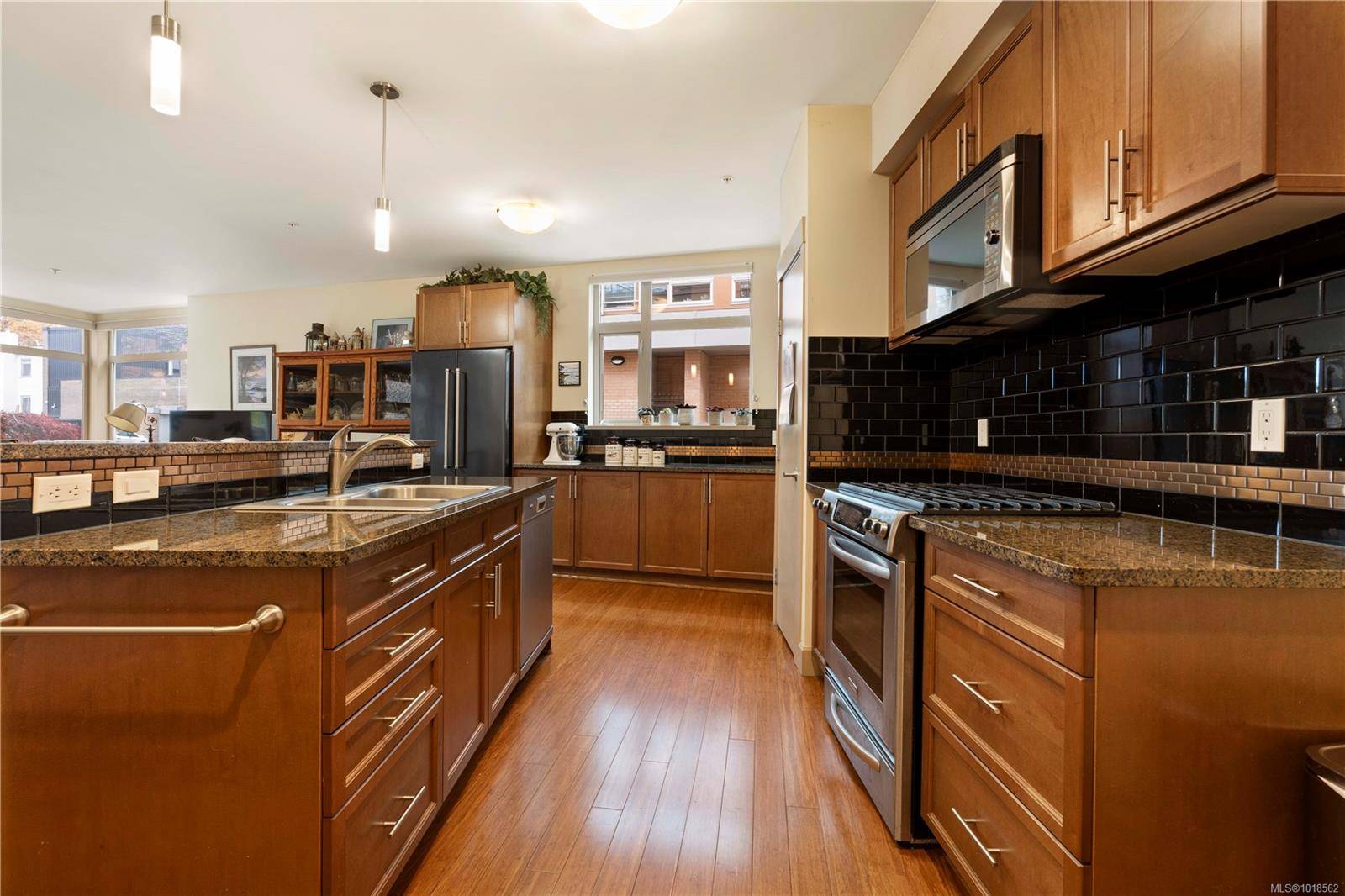 Victoria, BC V8V 2V9,1035 Sutlej St #105