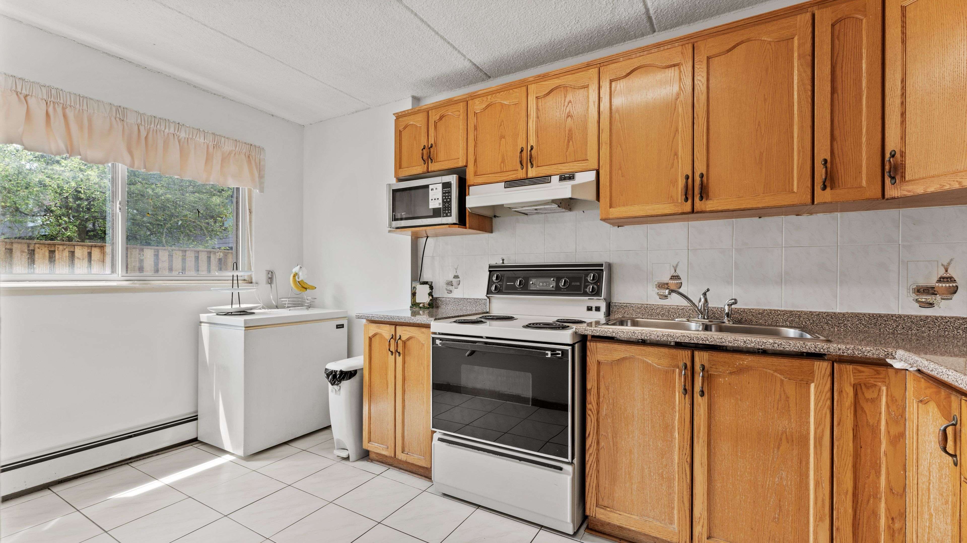 Mississauga, ON L5M 3M2,180 Mississauga Valley BLVD #160