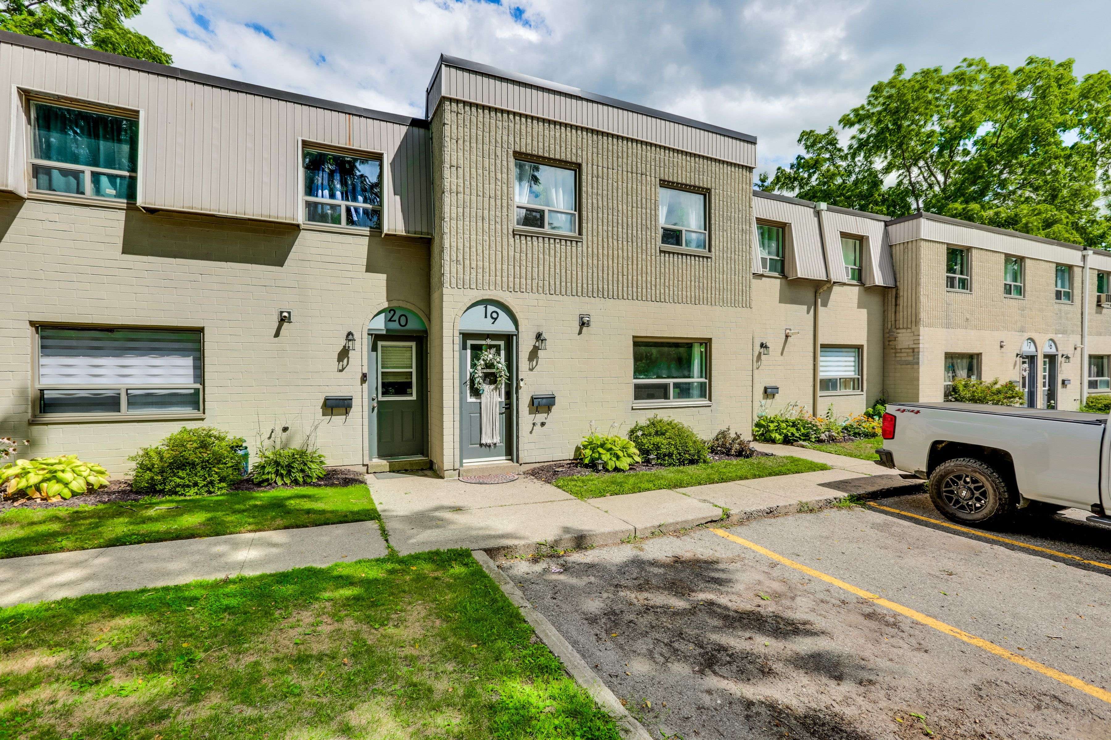 Ingersoll, ON N5C 3T6,271 Thames ST #19