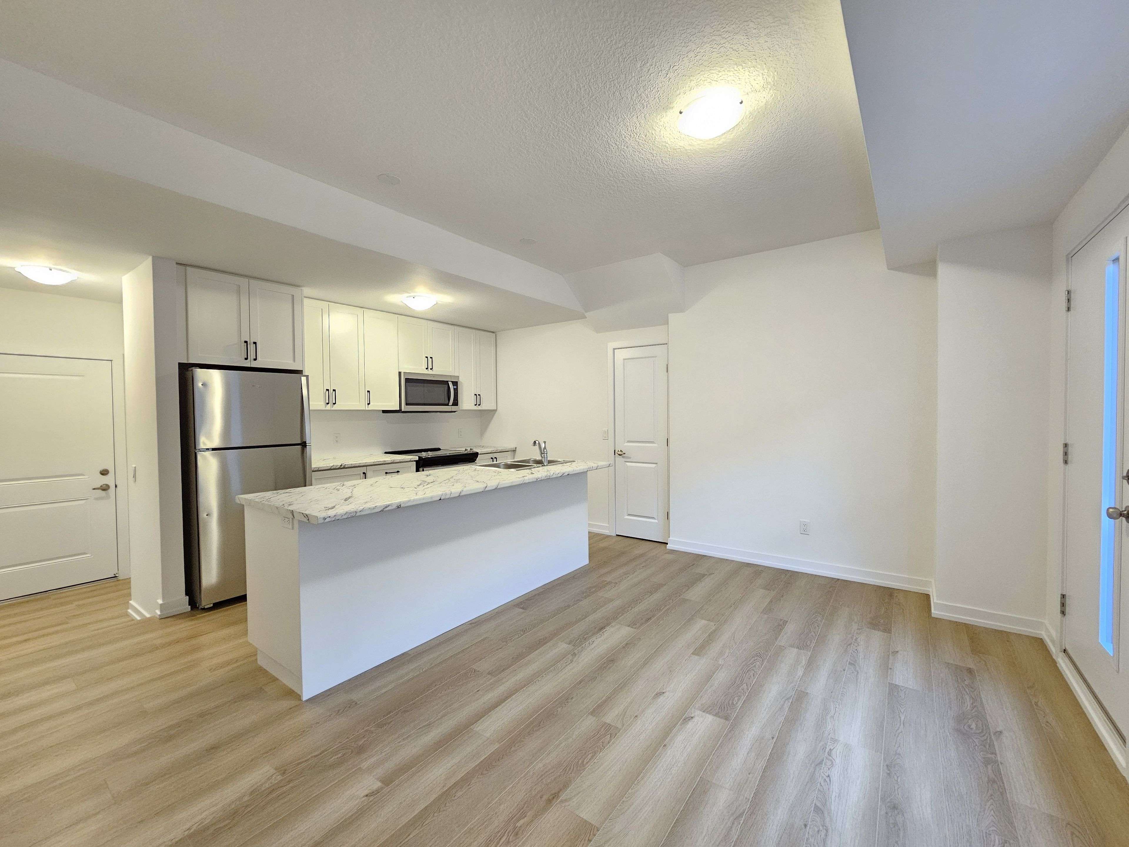 Hamilton, ON L8B 1Y4,70 Kenesky DR #11