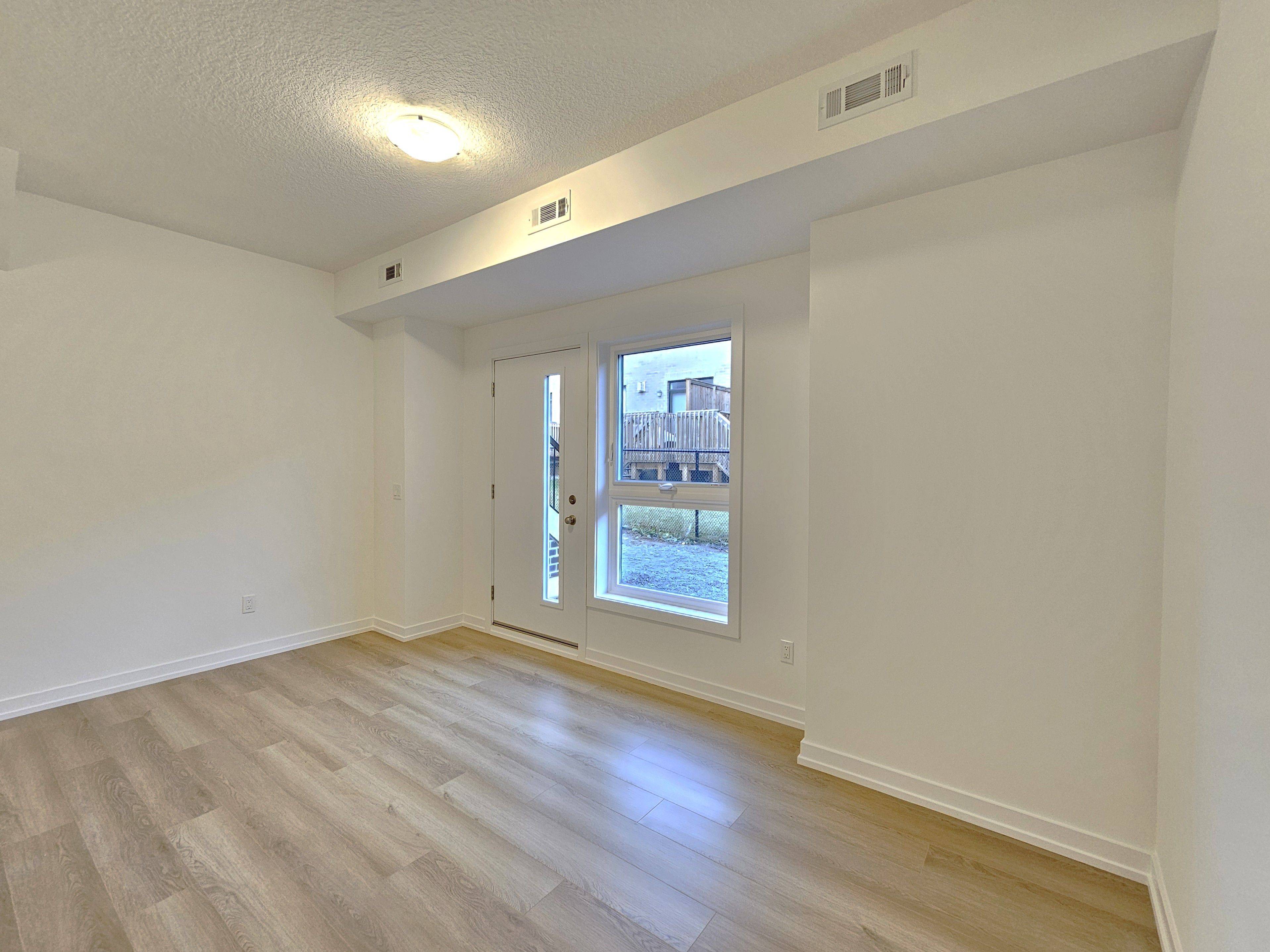 Hamilton, ON L8B 1Y4,70 Kenesky DR #11