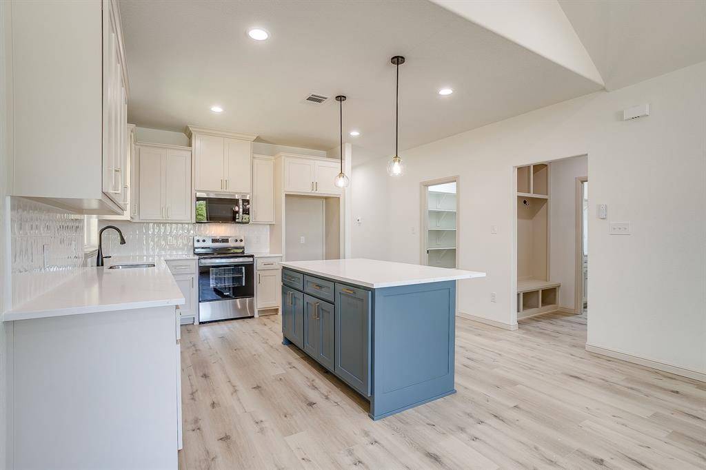 Granbury, TX 76048,933 Colorado River Drive