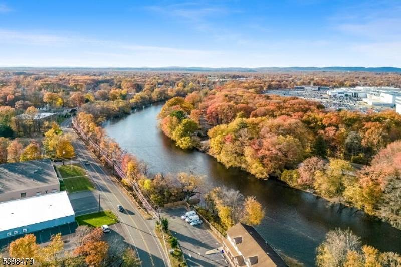 North Caldwell Boro, NJ 07006,715 Main St