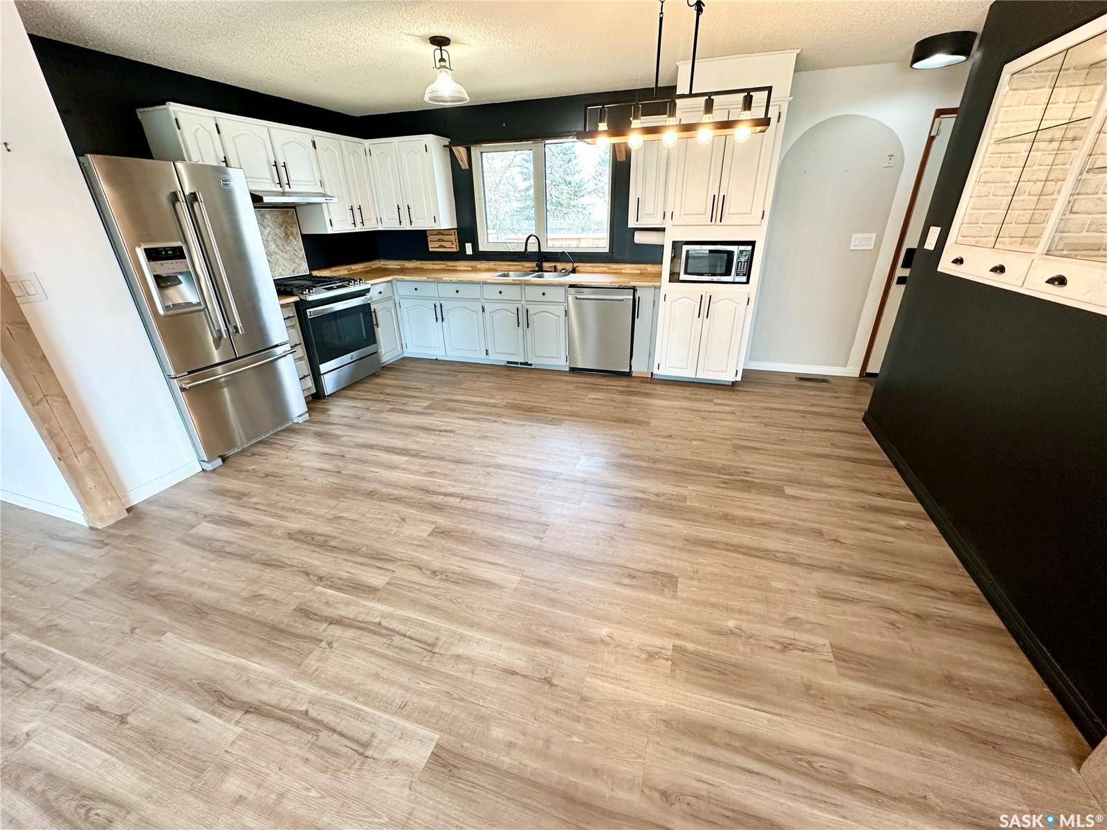 Weyburn, SK S4H 2P2,224 17th STREET NE