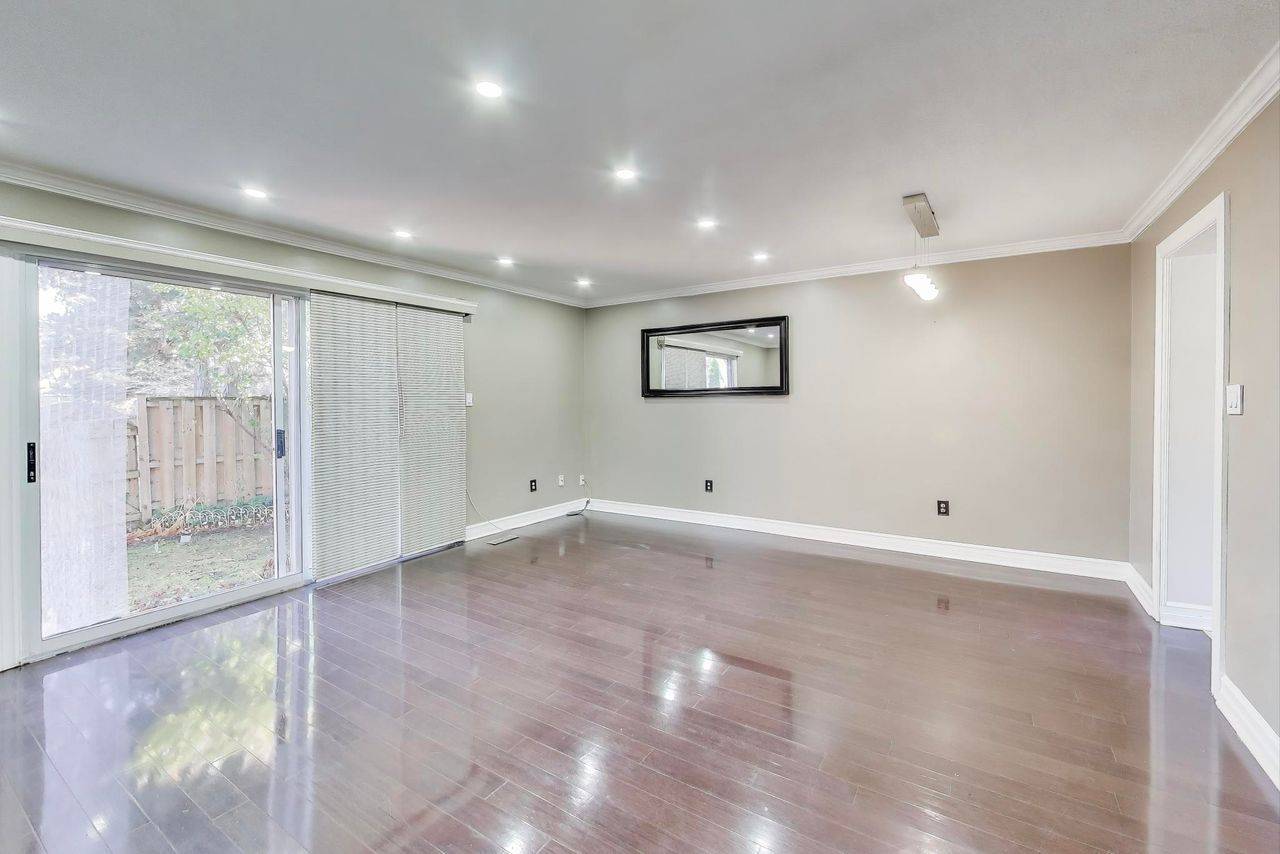 Mississauga, ON L5N 1B5,6650 Falconer DR #107