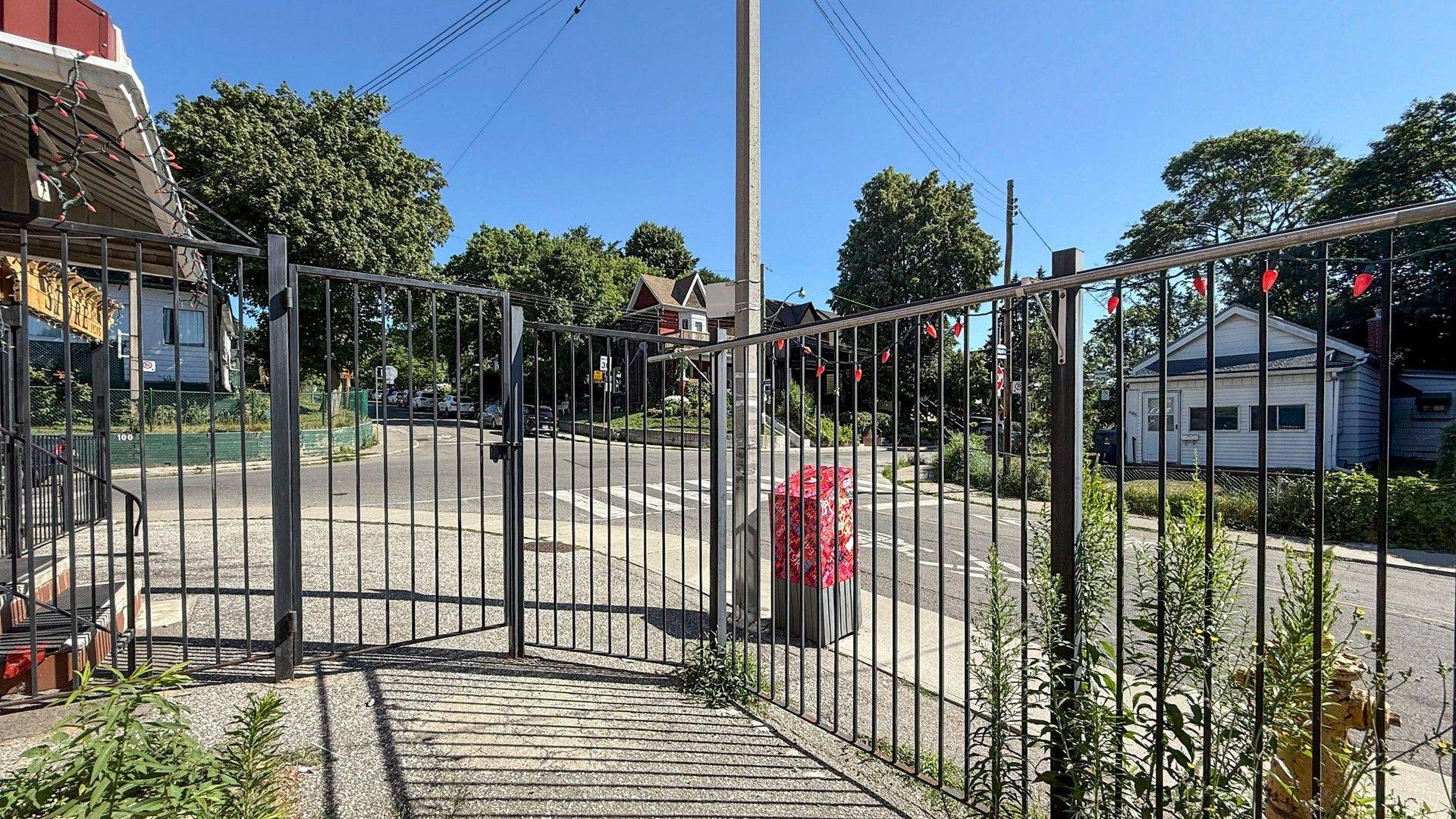 Toronto E01, ON M4L 2X1,404 Woodfield RD