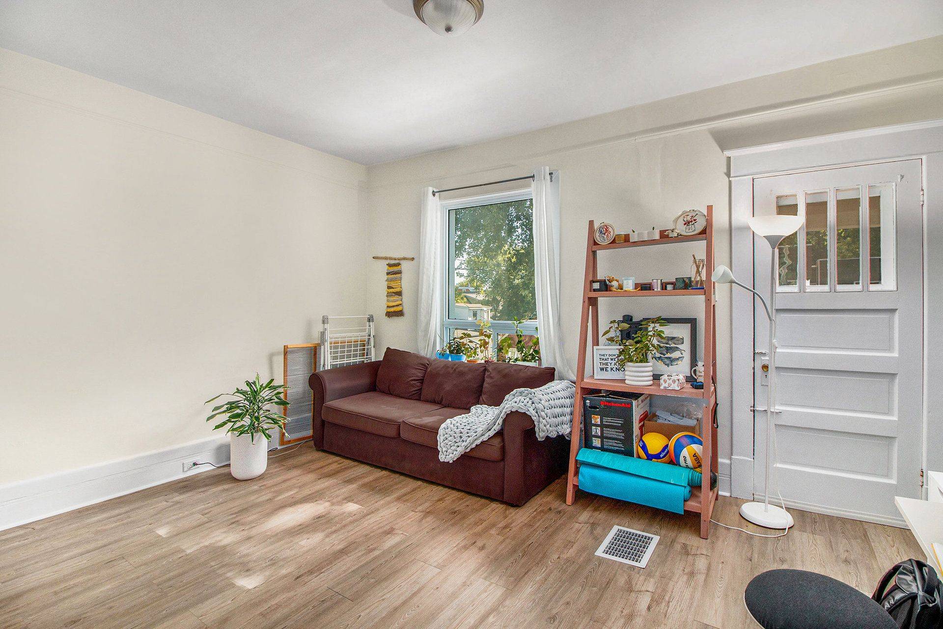 New Edinburgh - Lindenlea, ON K1M 1X6,170 Ivy CRES #1