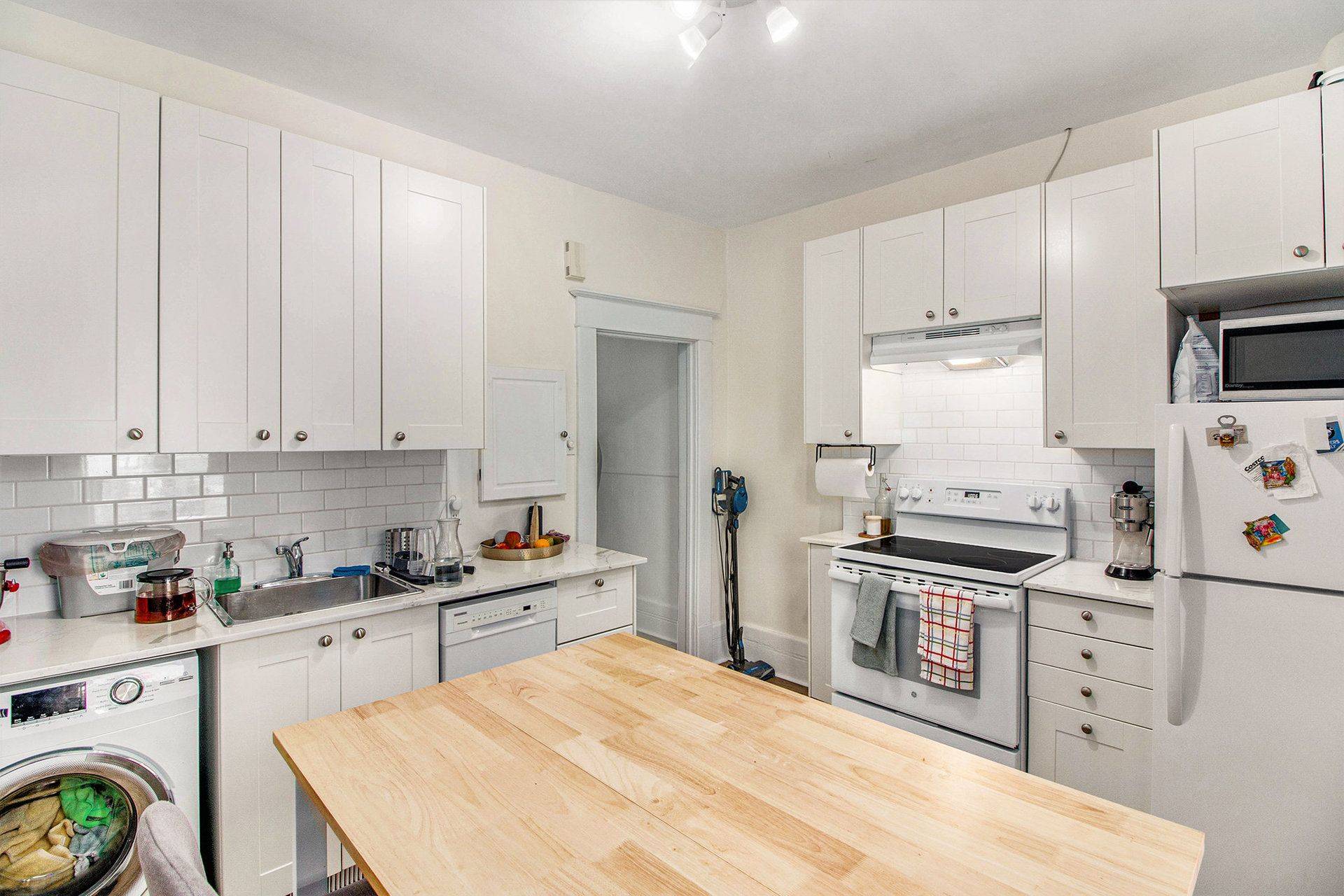 New Edinburgh - Lindenlea, ON K1M 1X6,170 Ivy CRES #1