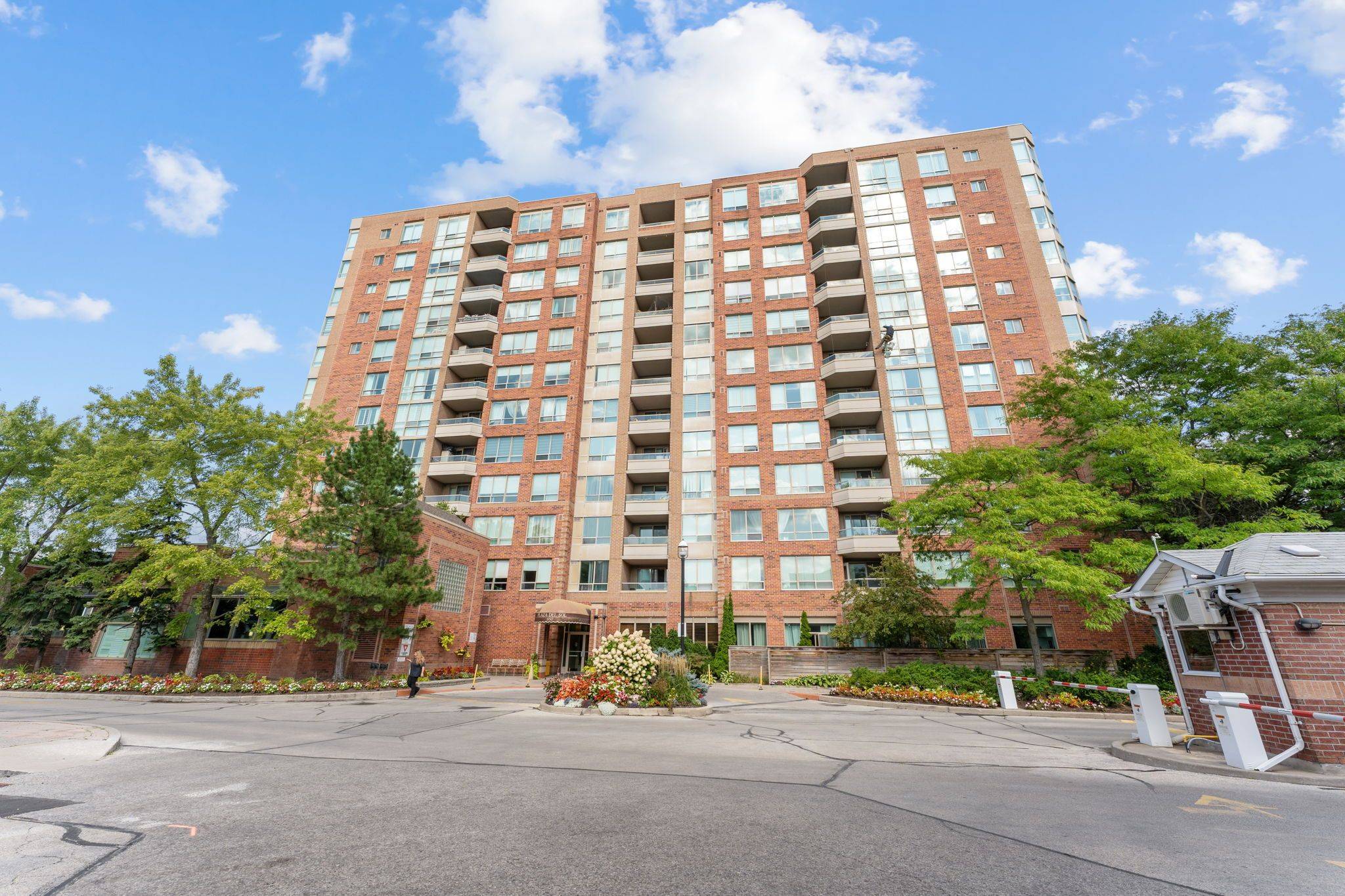 Vaughan, ON L4J 8E7,850 Steeles AVE #910