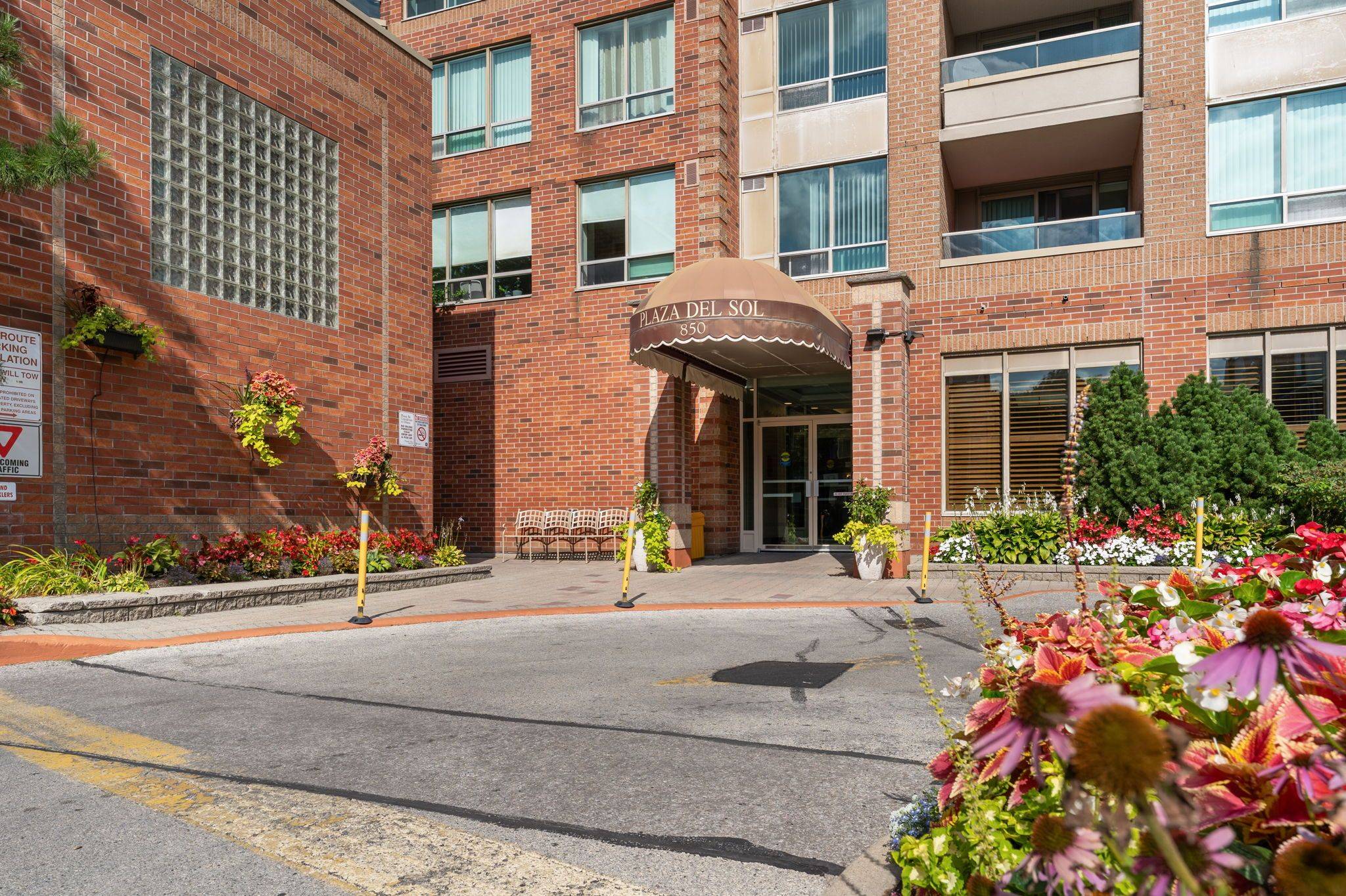 Vaughan, ON L4J 8E7,850 Steeles AVE #910