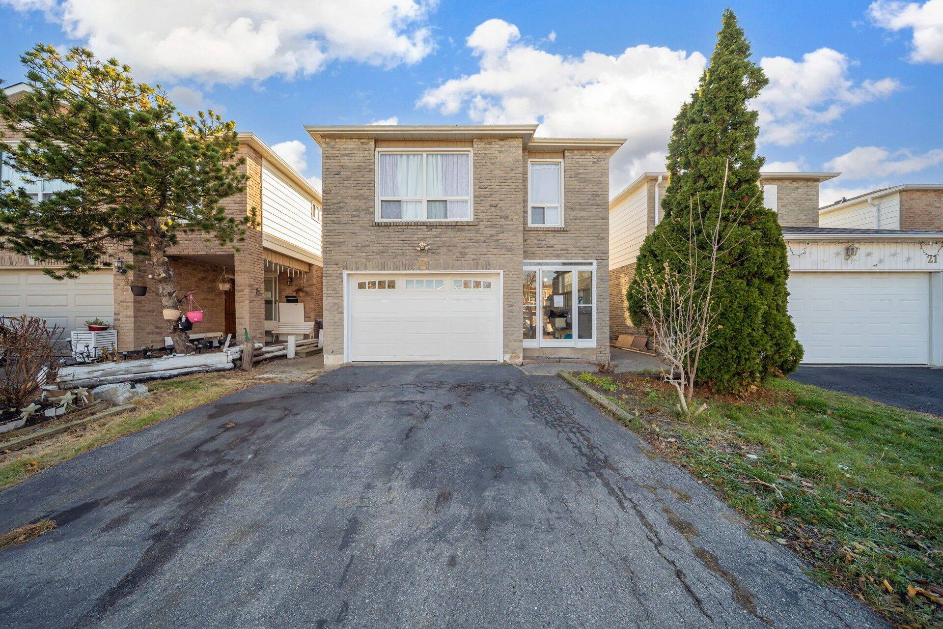Brampton, ON L6Y 2M4,19 Pickard LN