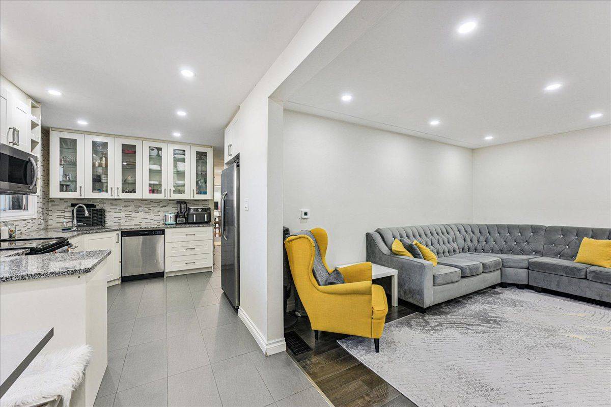 Hamilton, ON L9A 3J9,107 Deschene AVE