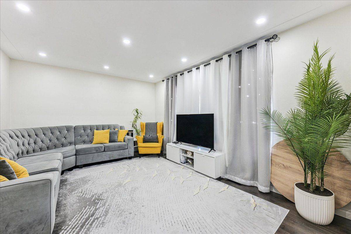 Hamilton, ON L9A 3J9,107 Deschene AVE