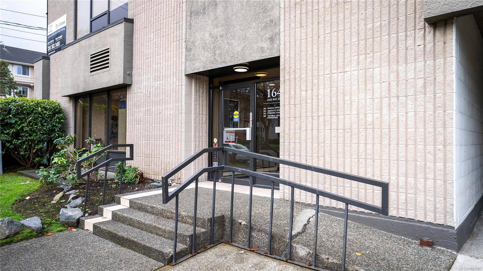 Victoria, BC V8R 1B2,1640 Oak Bay Ave #301