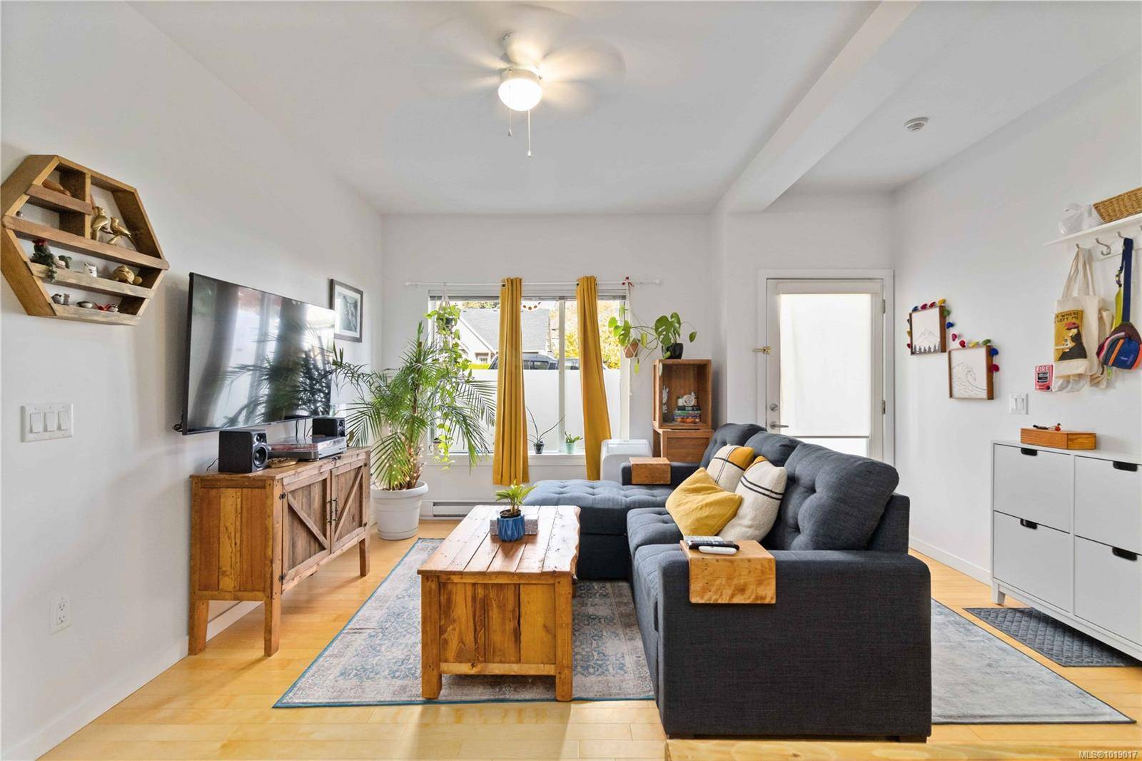 Saanich, BC V8X 0A5,4050 Douglas St #105