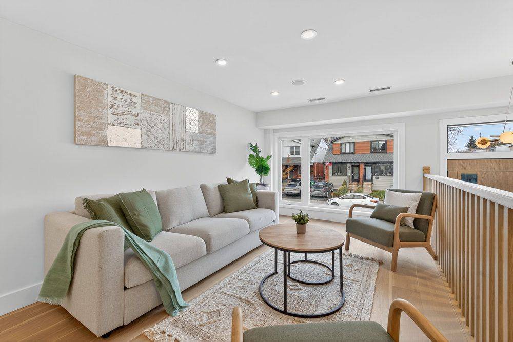 Toronto E03, ON M4C 2B1,223 Queensdale AVE