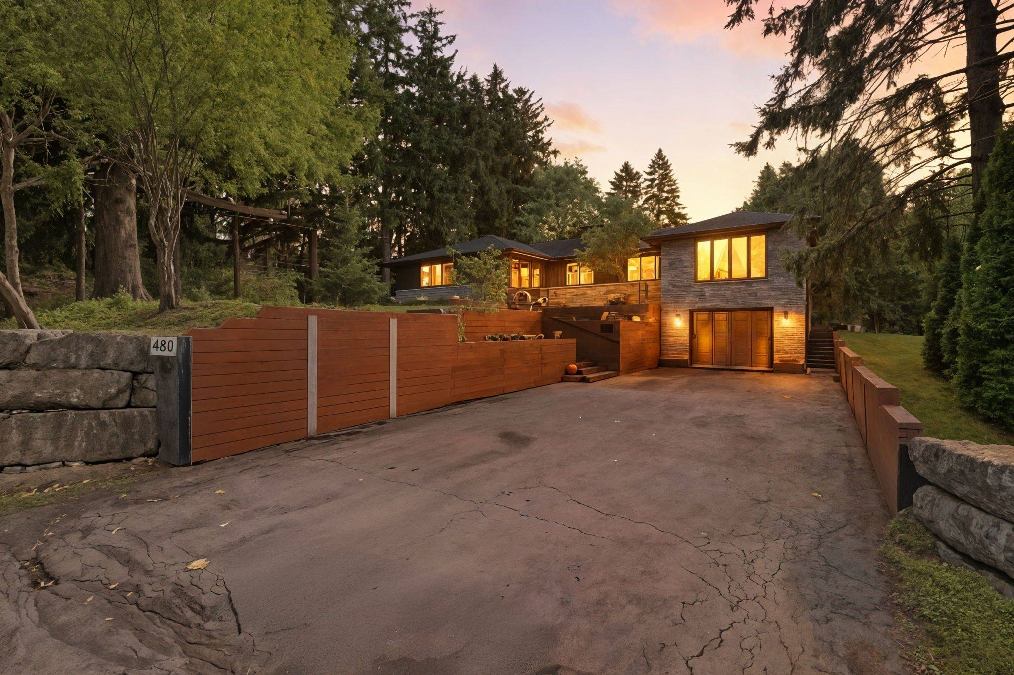 Hamilton, ON L9G 2N7,480 Golf Links RD