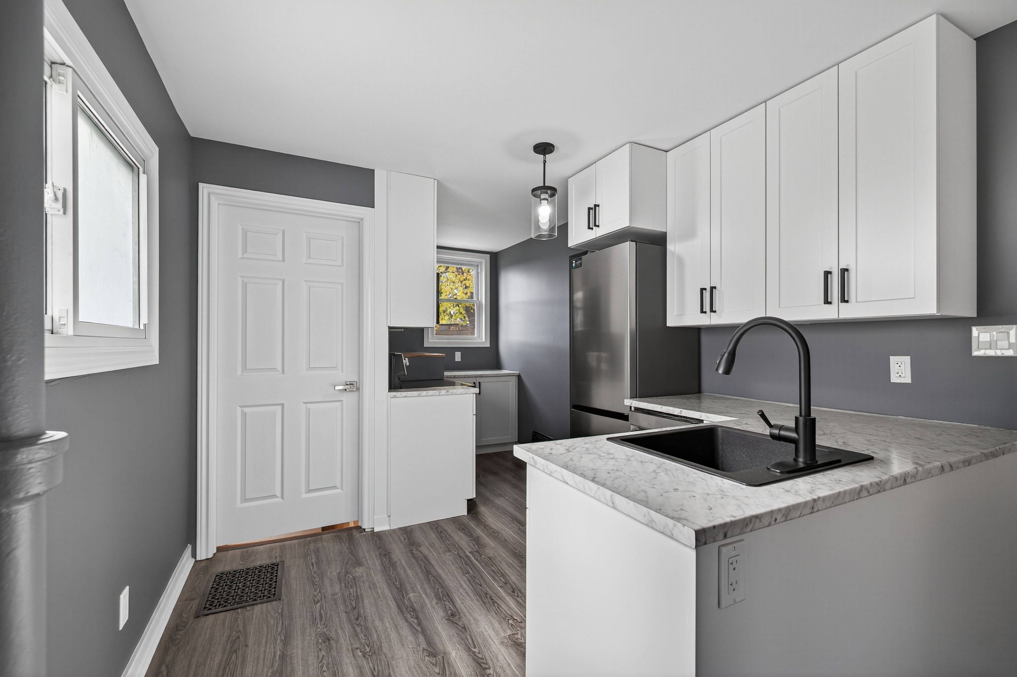 London East, ON N5Y 1Y9,117 Sterling ST