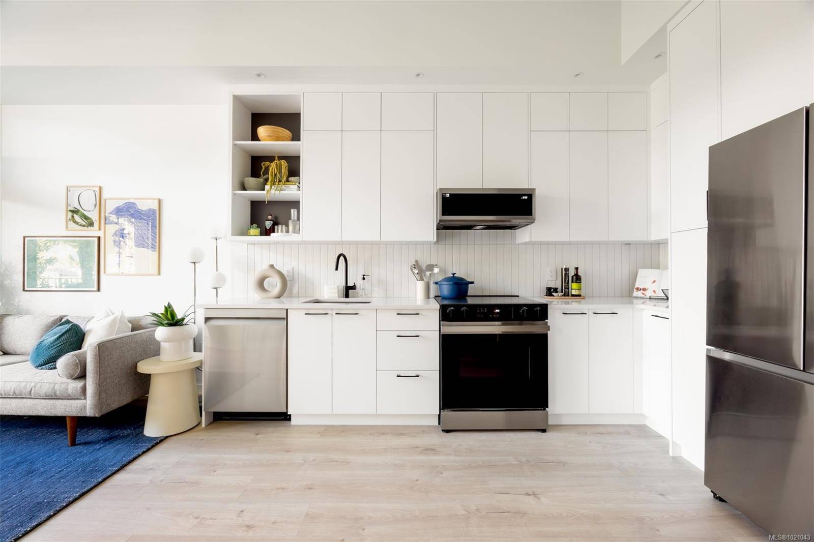 Esquimalt, BC V9A 2A4,1075 Tillicum Rd #201