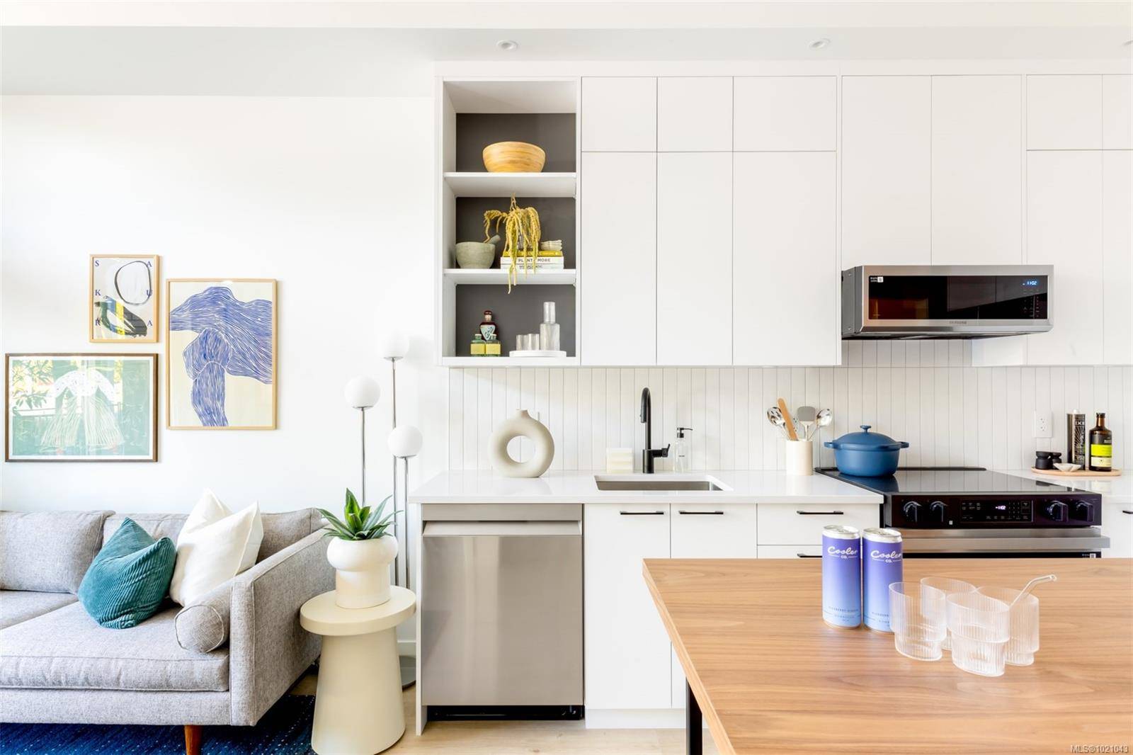 Esquimalt, BC V9A 2A4,1075 Tillicum Rd #201